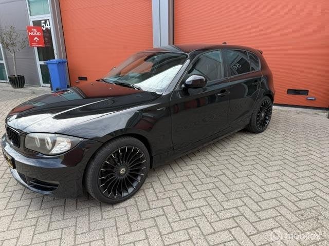 BMW 1-serie 118d Business Line Ultimate Edition 5 DRS-APK 27, Auto's, BMW, 1-Serie, Euro 5, Zwart, 140 €/maand