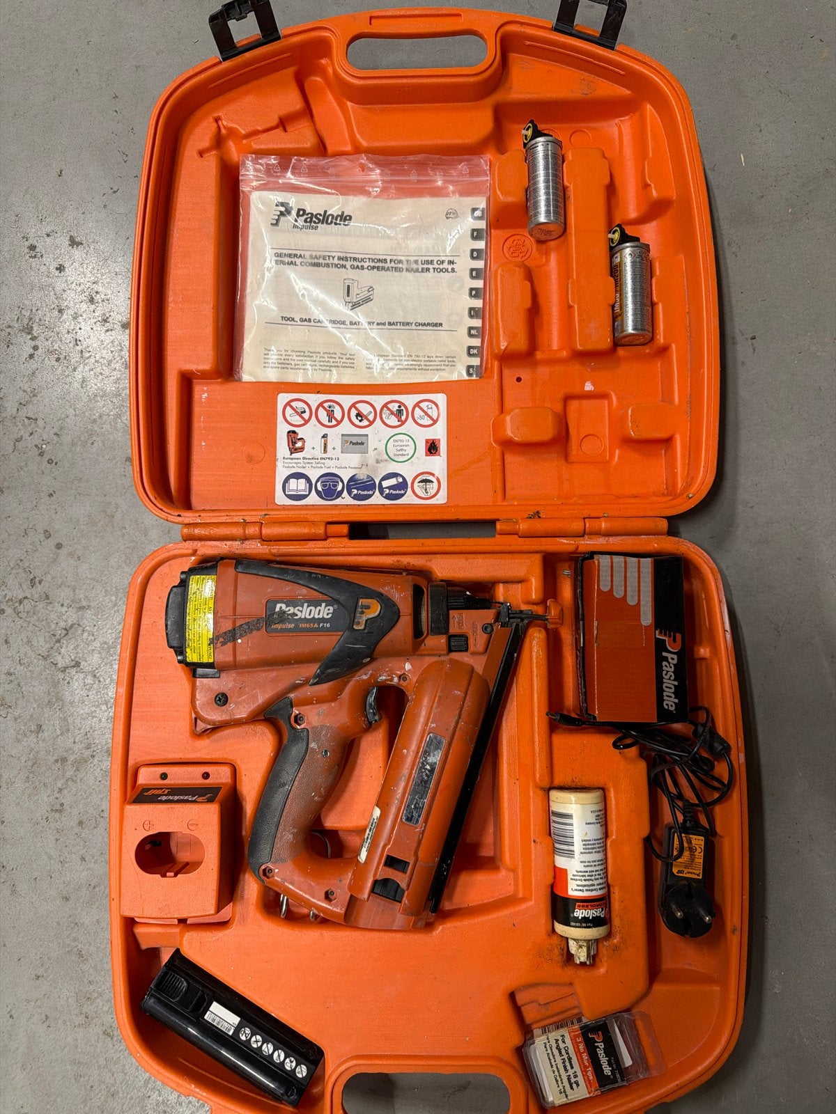 Paslode Impulse IM65A F16 tacker met koffer en accessoires, Ophalen of Verzenden, Gebruikt, Tacker/nietmachine, Overige merken