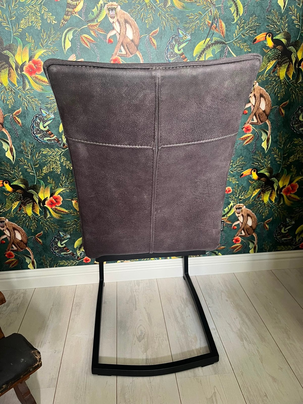 2 Bruine Suède Eetkamerstoelen - Zo goed als nieuw, Ophalen, Zo goed als nieuw, Stof, Drie