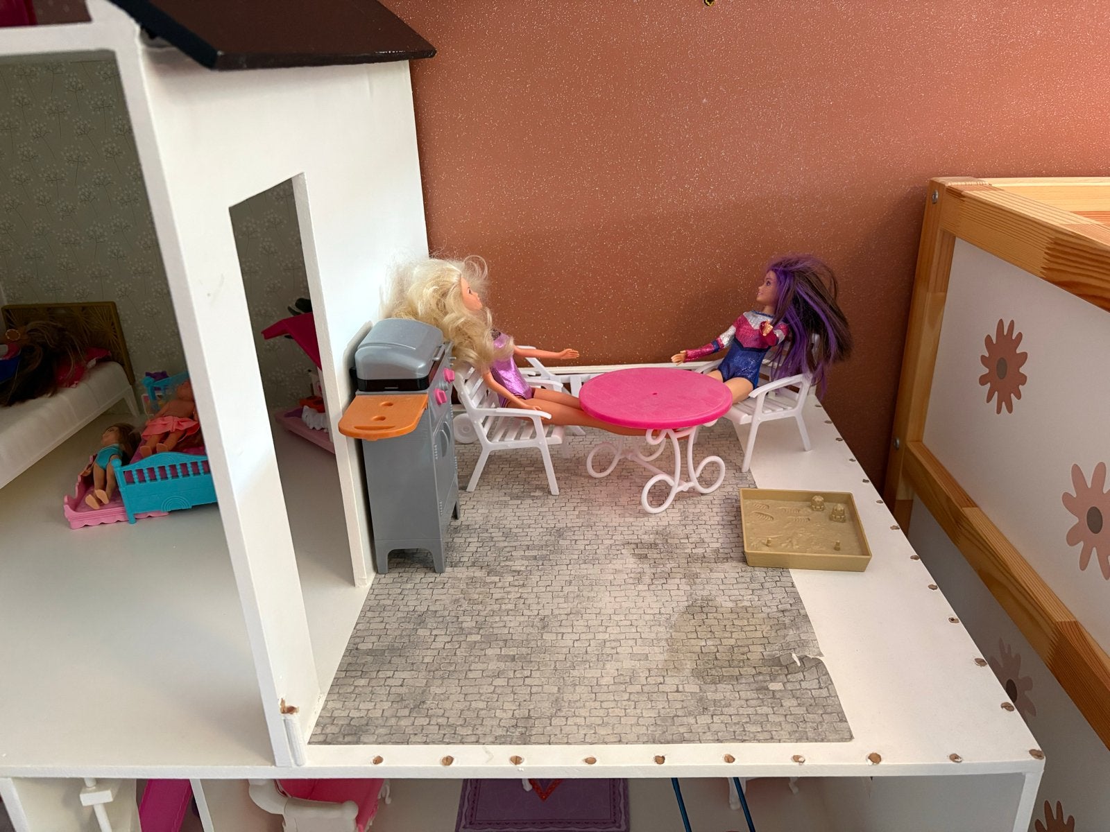 Foto 6 van Groot Barbie huis met veel extra's en accessoires