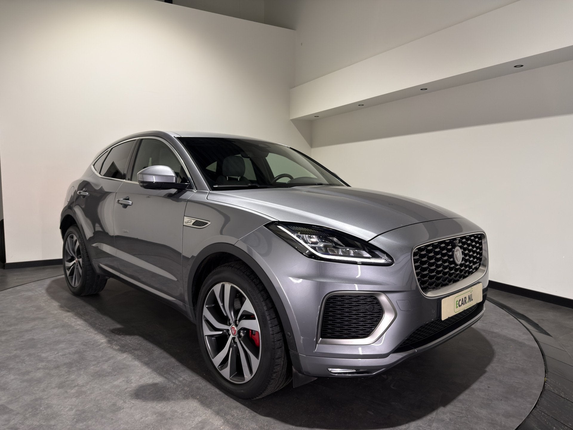Jaguar E-Pace 1.5 P300e AWD R-Dynamic S | Trekhaak | Stoelen, Auto's, Automaat, 309 pk, Huisgarantie, Met garantie (alle)