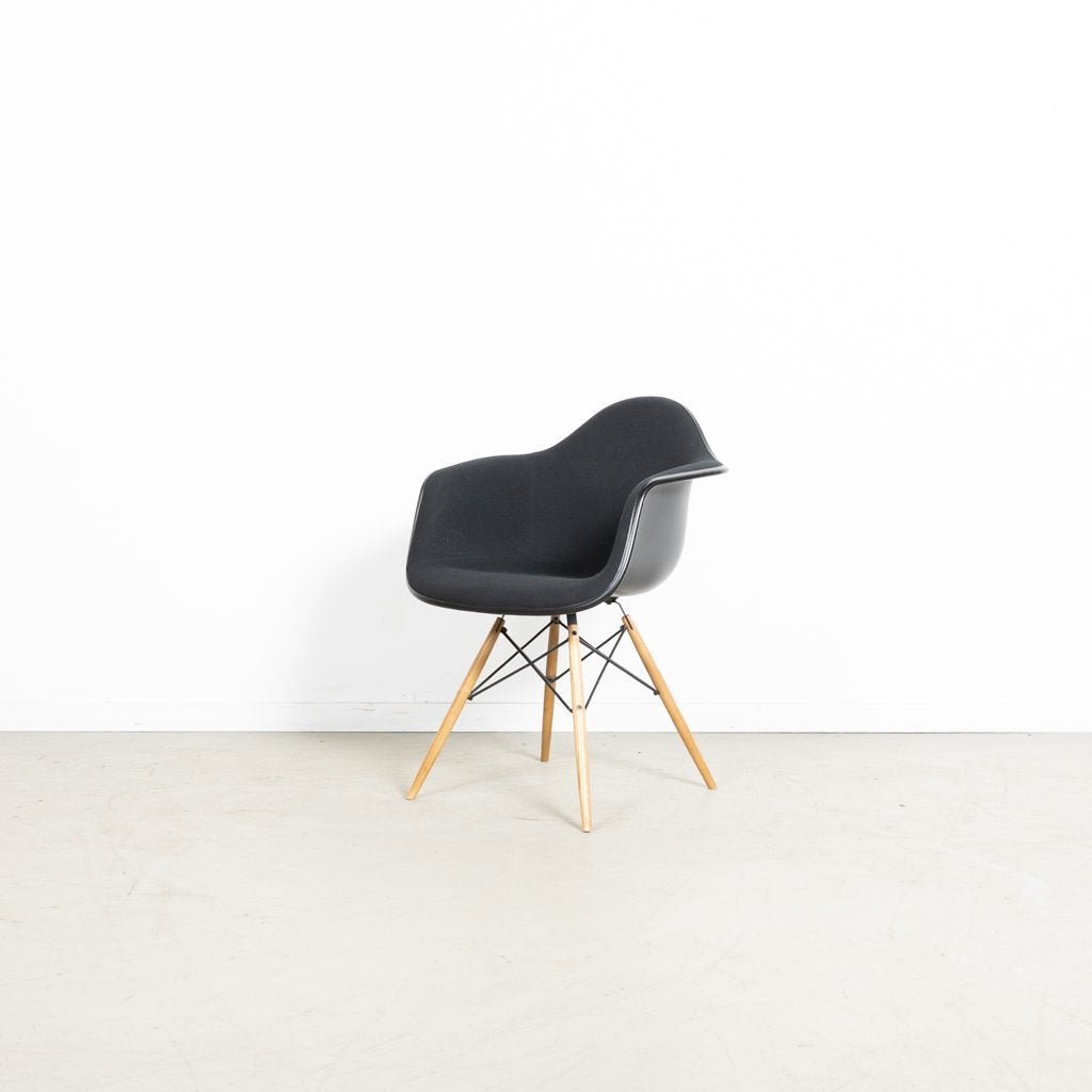Vitra Eames DAW Stoel Zwart Stof/Kunststof - Hout, Niet ingevuld, Nieuw, Niet ingevuld, Niet ingevuld