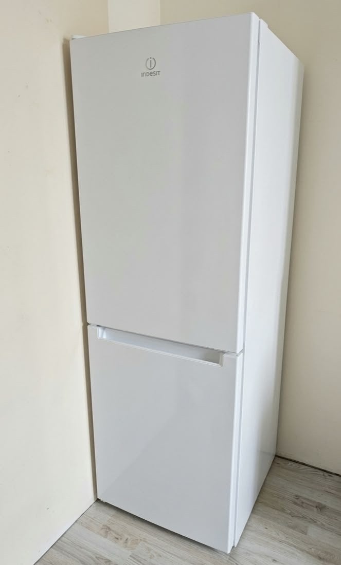 Indesit Koel-vriescombinatie - Zo goed als nieuw, Ophalen, 200 liter of meer, 60 cm of meer, Met aparte vriezer