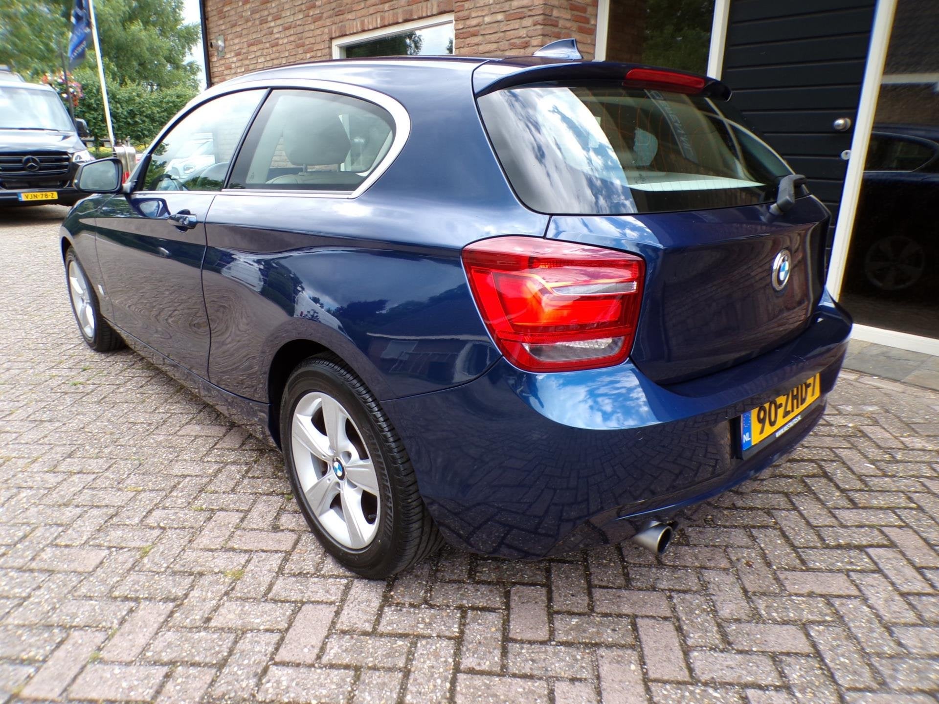 BMW 1-serie 116i Upgrade Edition Automaat / Leder / Navi, Auto's, BMW, Euro 5, Beige, 4 cilinders, Blauw