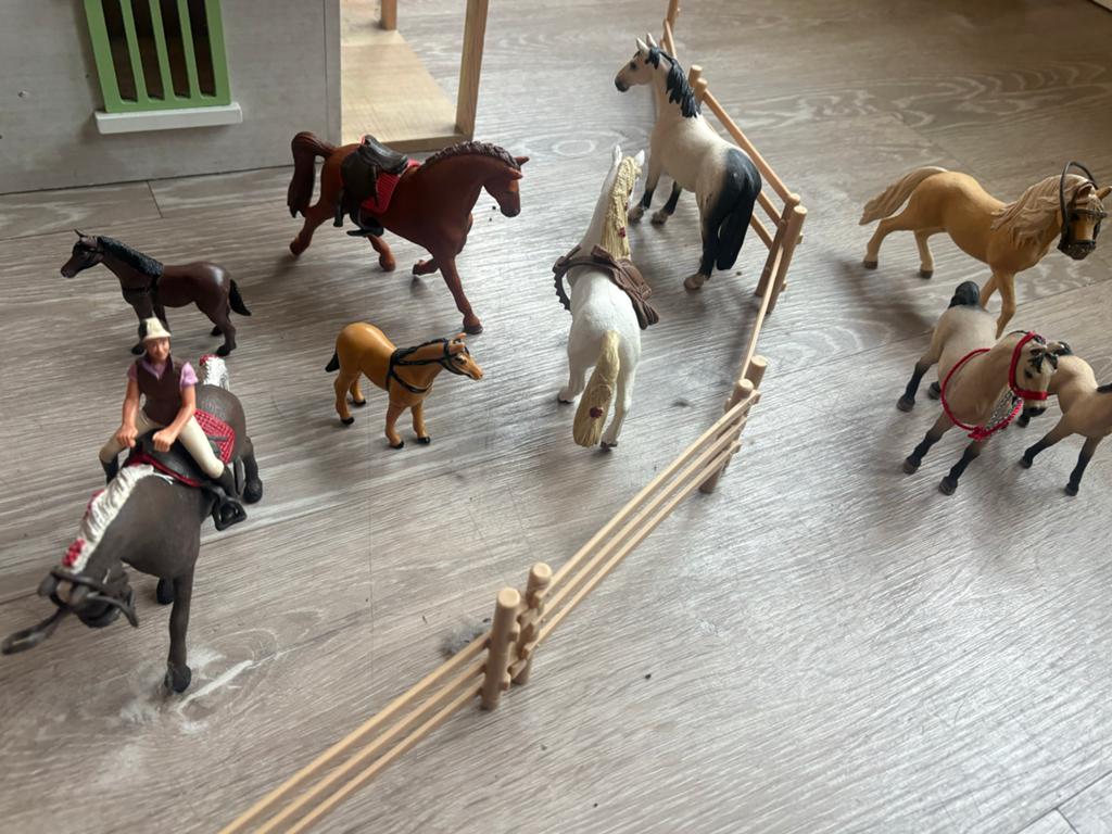 Grote Schleich paardenstal met veel paarden en accessoires, Verzamelen, Dierenverzamelingen, Ophalen of Verzenden, Zo goed als nieuw