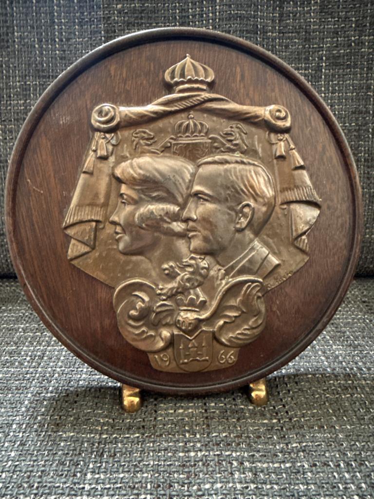 Zware houten herdenkingsplaat Huwelijk Beatrix en Claus 1966, Verzamelen, Koninklijk Huis en Royalty, Ophalen of Verzenden, Gebruikt