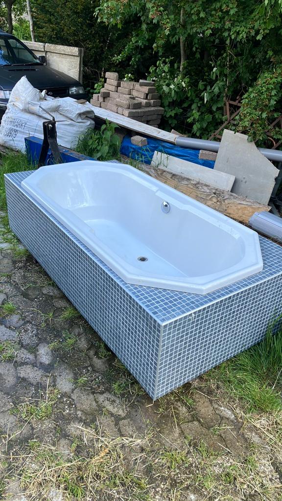 Te koop bad met betegelde ombouw, Ophalen, Bad