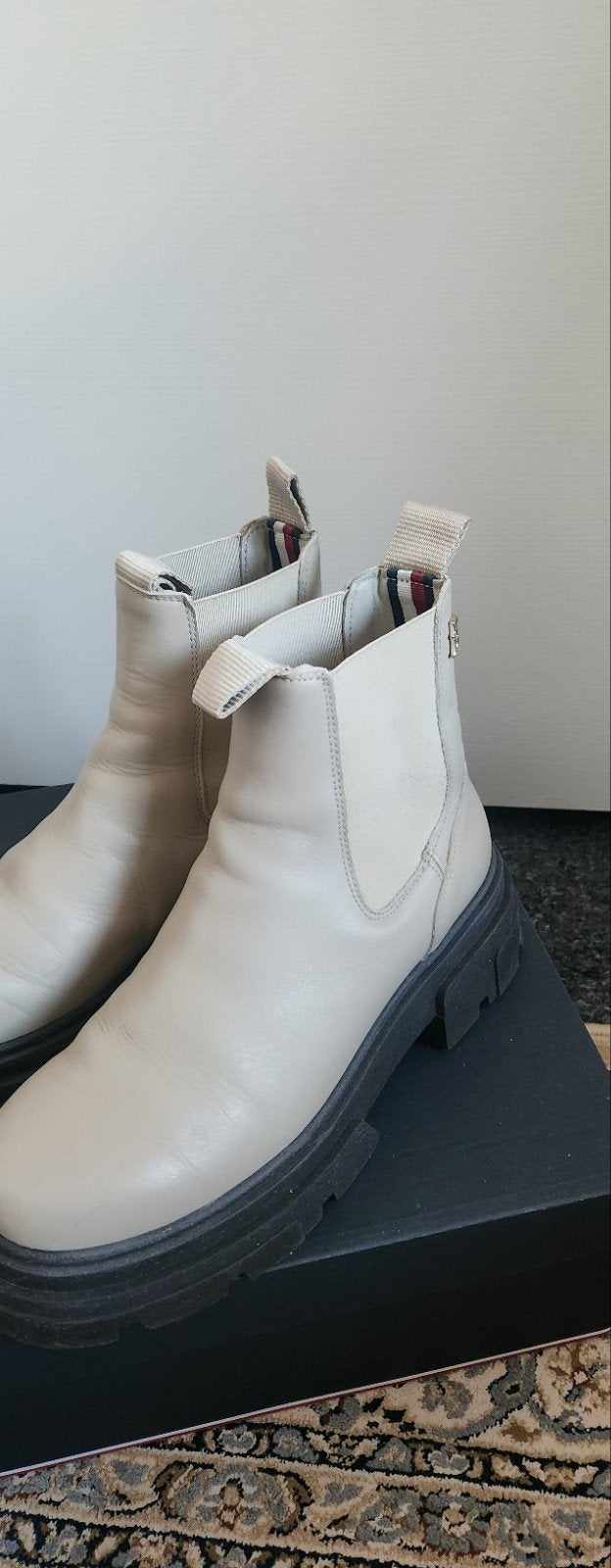 Tommy Hilfiger leren Chelsea boots beige – maat 38 – als nie, Kleding | Dames, Beige, Ophalen of Verzenden, Zo goed als nieuw