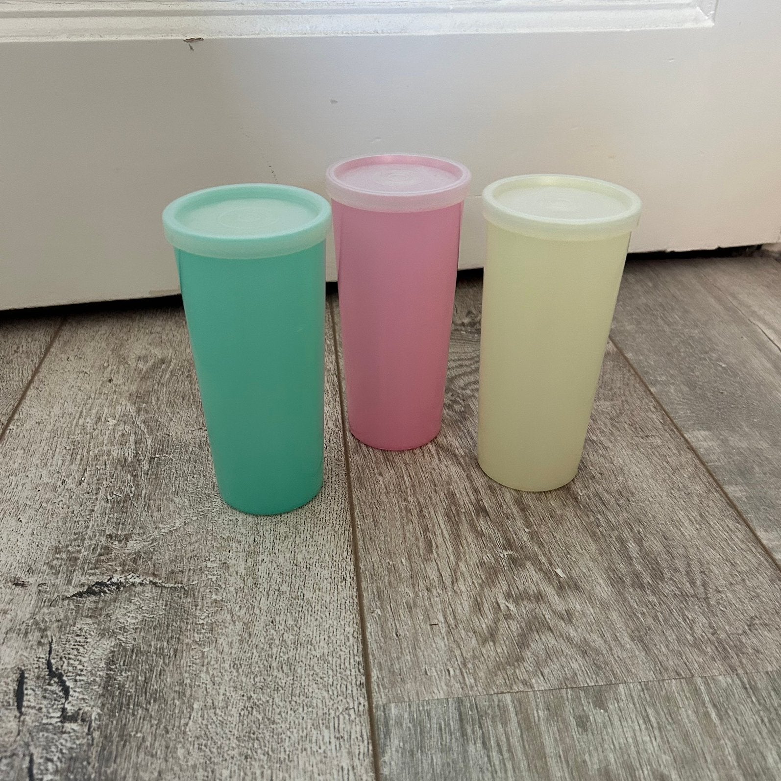 Vintage Tupperware bekers met deksels – Set van 3, Gebruikt, Beker of Kan, Ophalen of Verzenden, Stapelbaar