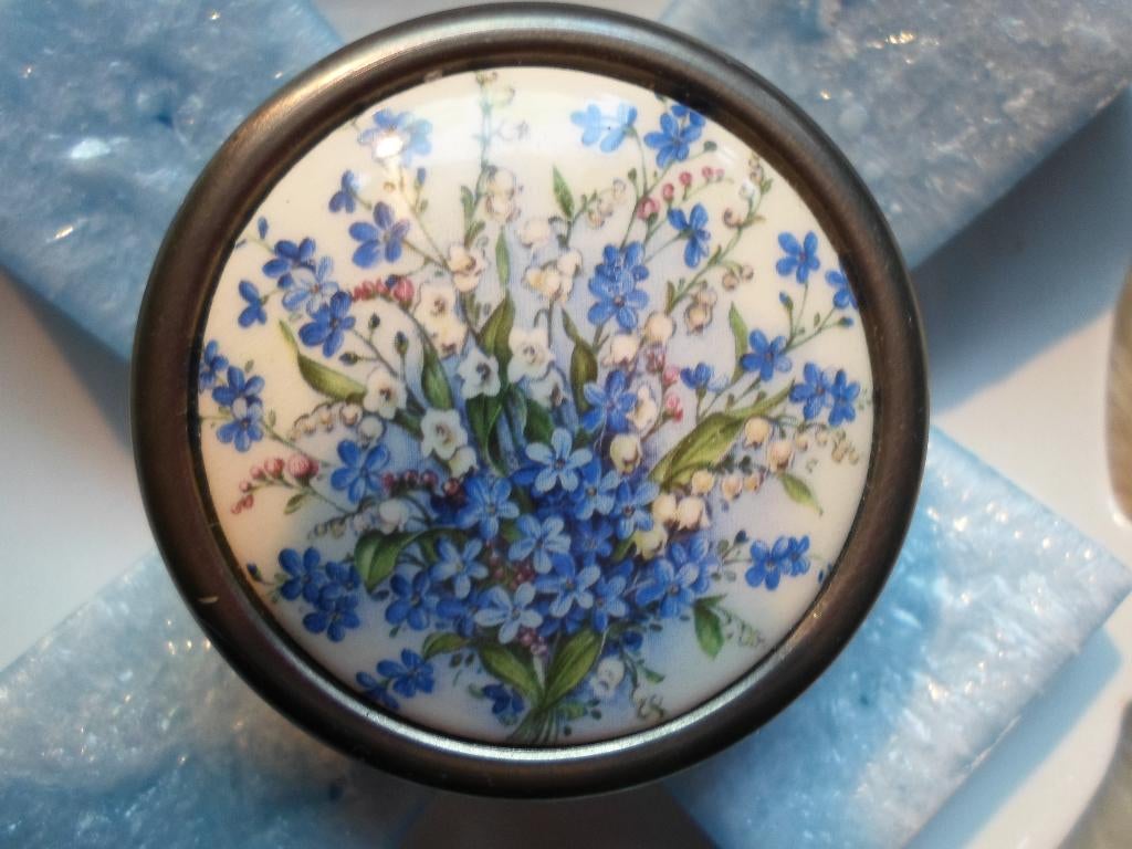 PILLEN DOOSJE VAN TIN MET AAFBEELDING VAN AARDEWERK., Ophalen of Verzenden