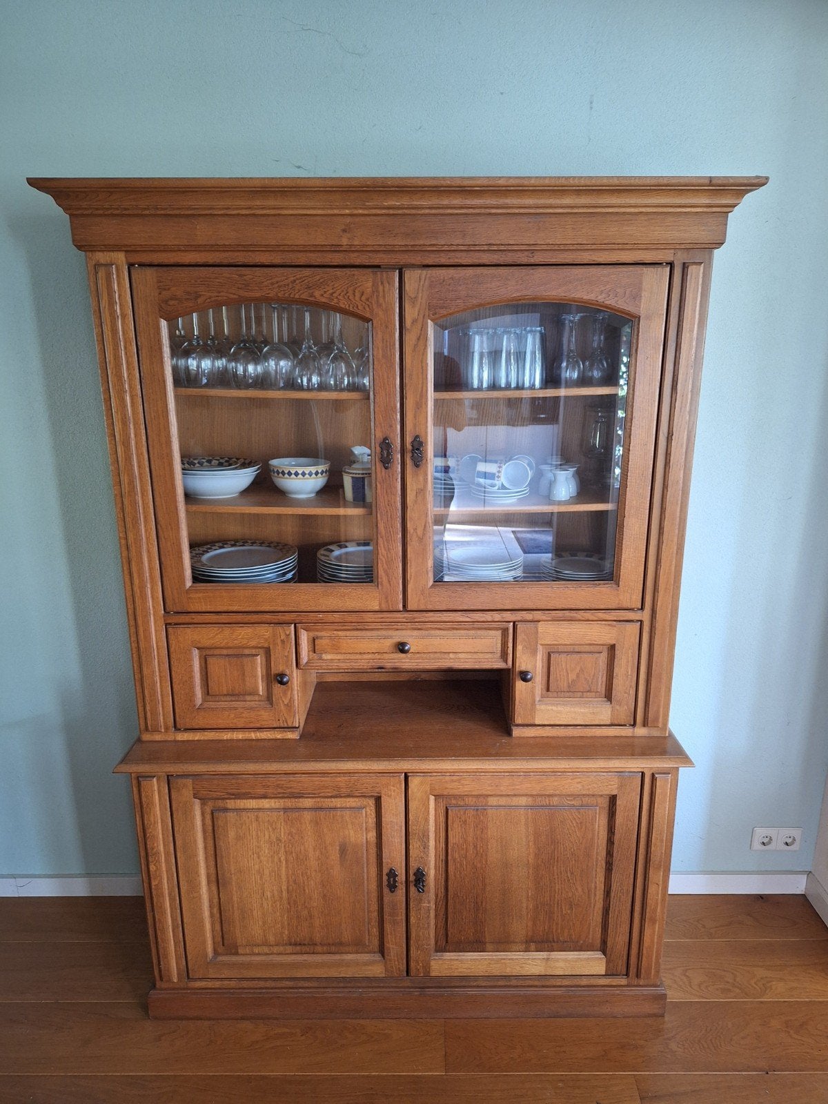 Eikenhouten buffetkast met vitrine en opbergruimte, Ophalen, Gebruikt, Eikenhout, Klassiek, Landelijk