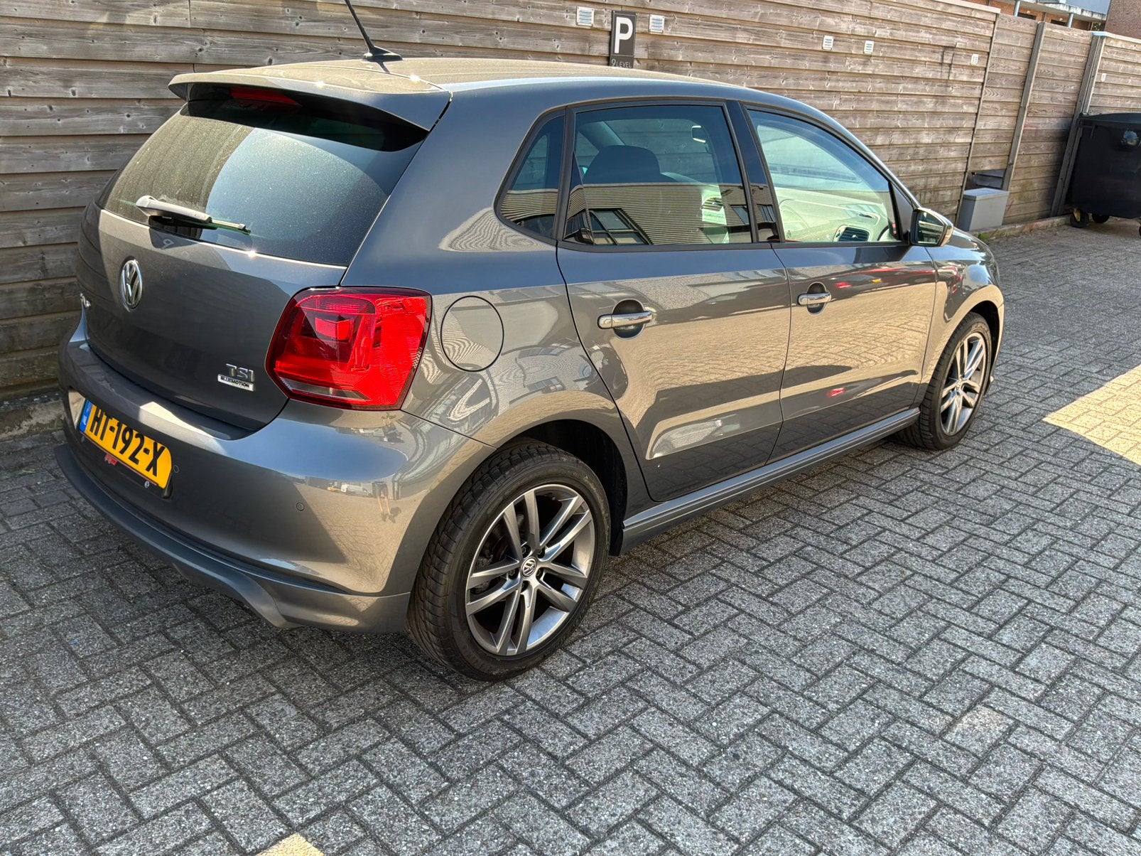 Volkswagen Polo 1.2 TSI 66KW 2016 Grijs R-Line. PDC, Clima, Auto's, 40 €/maand, 4 cilinders, Origineel Nederlands, Handgeschakeld