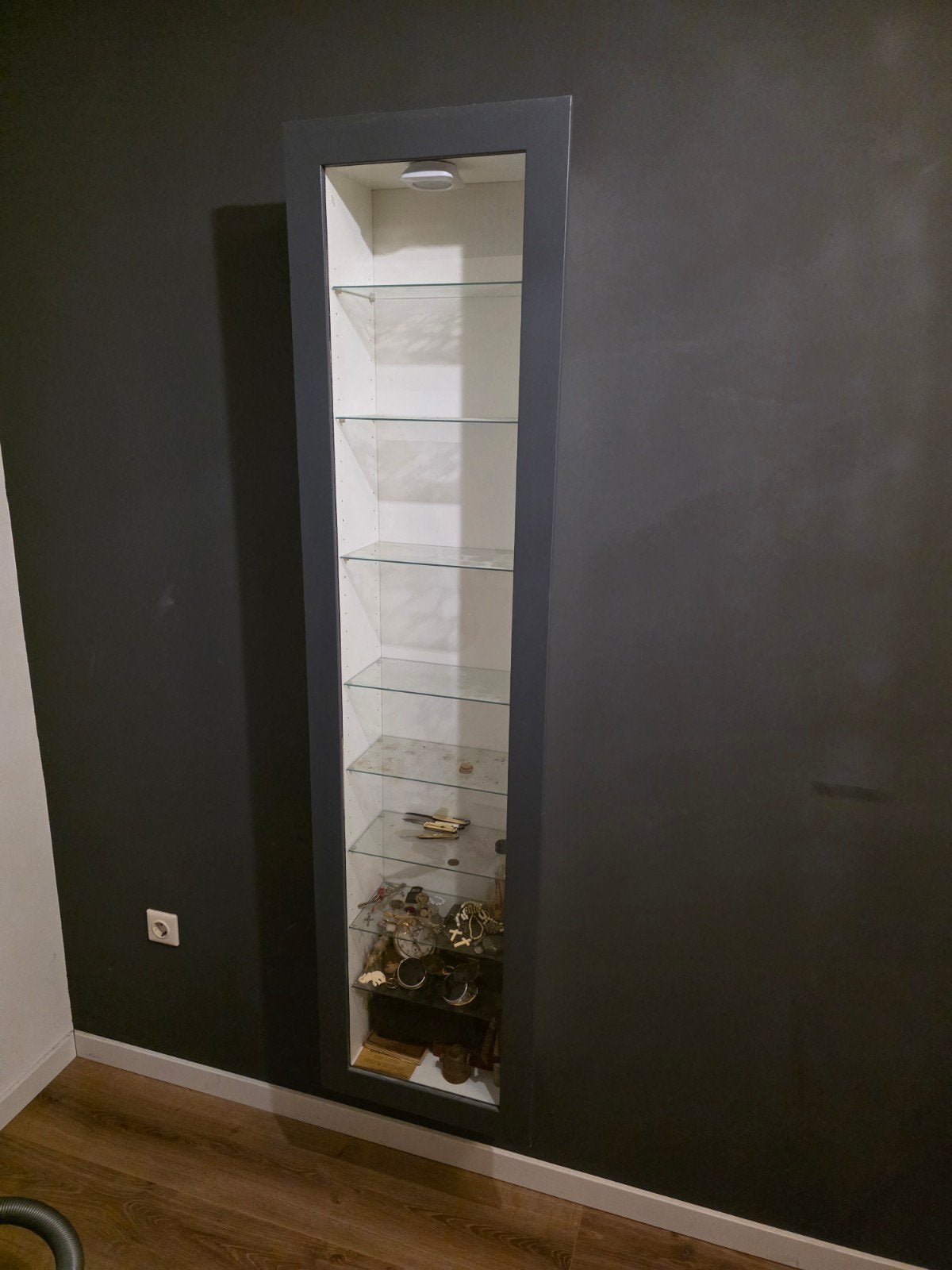 vitrinekast met glazen planken en deur ikea Bertby, Huis en Inrichting, Ophalen, Minder dan 50 cm, Met deur(en), Zo goed als nieuw