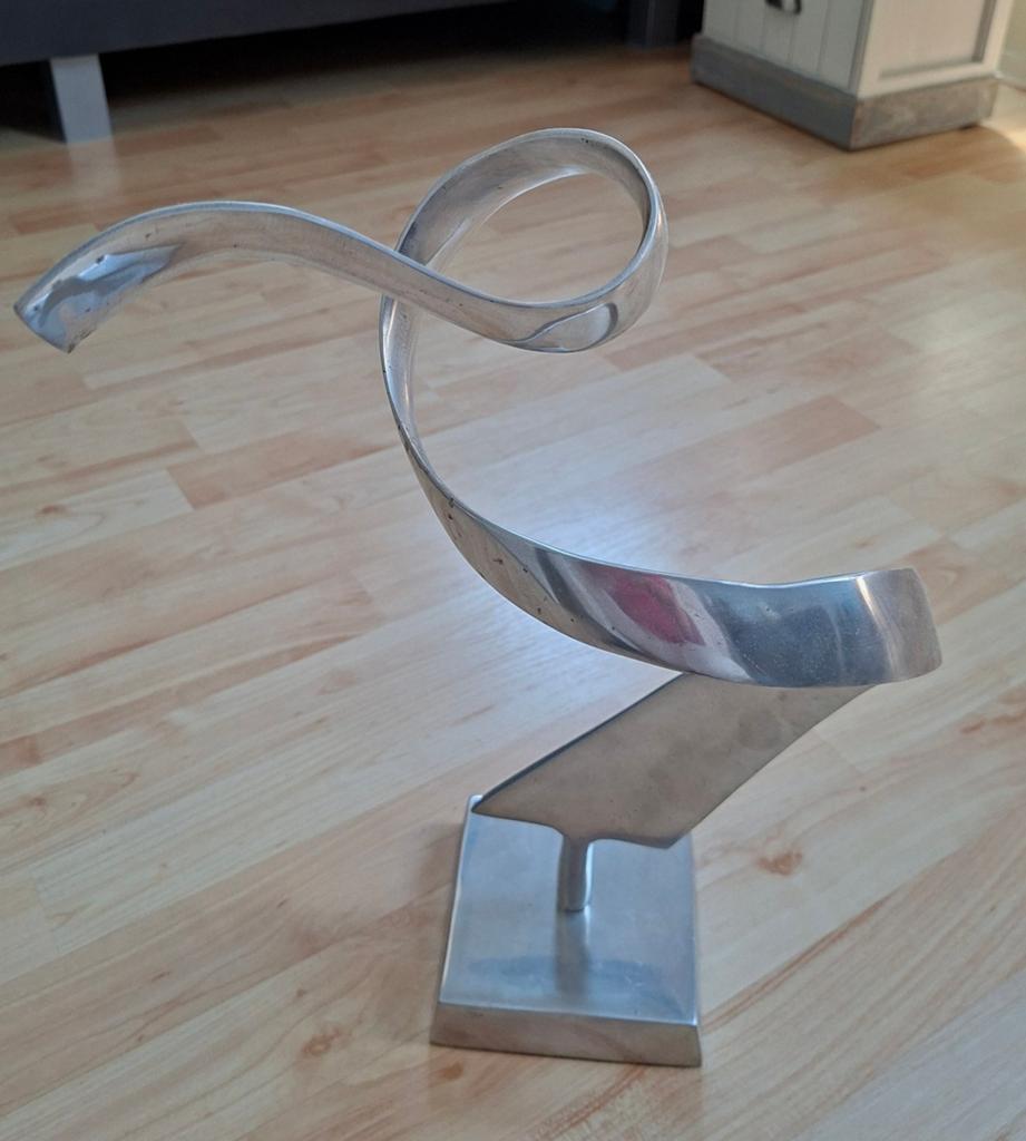 Abstracte metalen sculptuur op sokkel, Zilver, Ophalen of Verzenden, 20 - 50 cm, Op sokkel