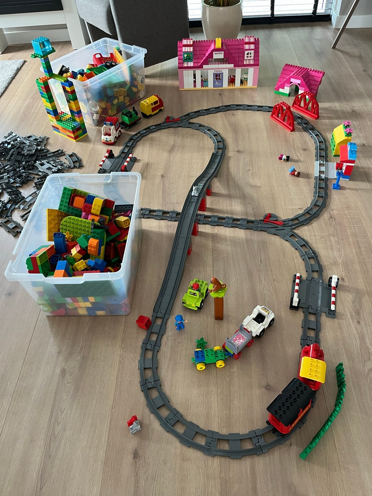Grote partij LEGO Duplo met treinbaan en Hello Kitty huis, Ophalen of Verzenden, Gebruikt, Overige merken