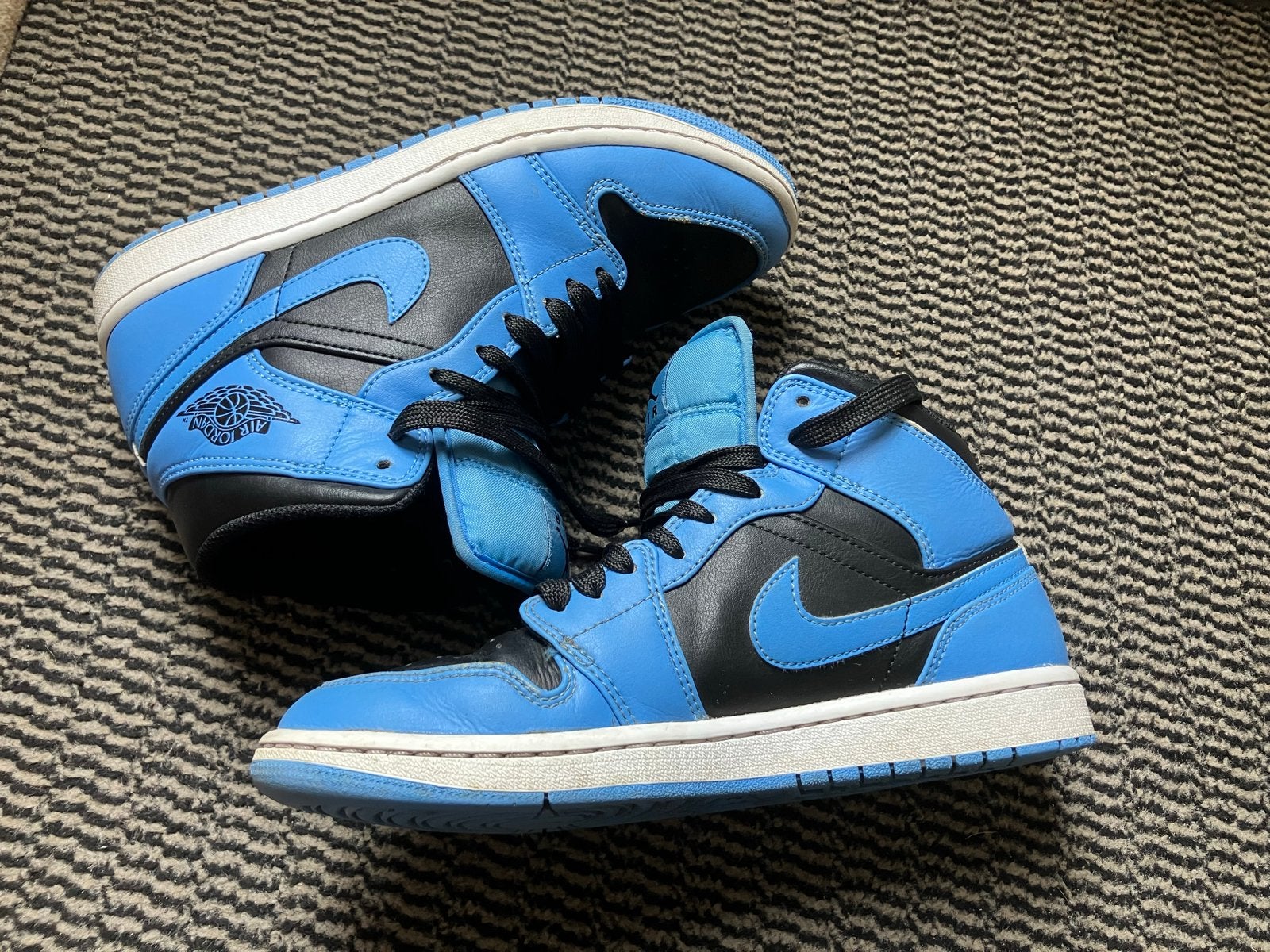 Nike Air Jordan 1 Mid "Black University Blue" - 40.5, Ophalen of Verzenden, Gedragen, Blauw, Sneakers of Gympen