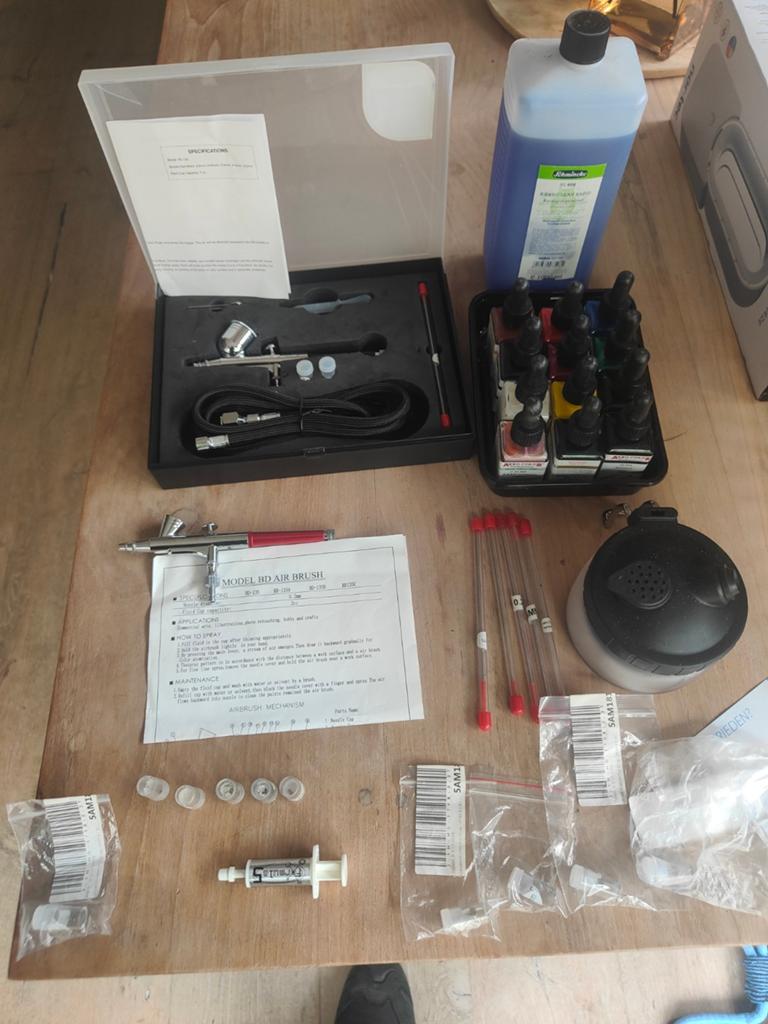 Airbrush set met toebehoren en verf - Rode airbrush defect, Ophalen of Verzenden, Gebruikt, Airbrush en Toebehoren