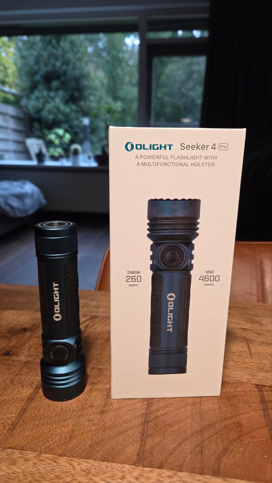 Olight Seeker 4 Pro (blauw) 4600 lumen zaklamp + extra accu, Verzenden, Zo goed als nieuw, Accu