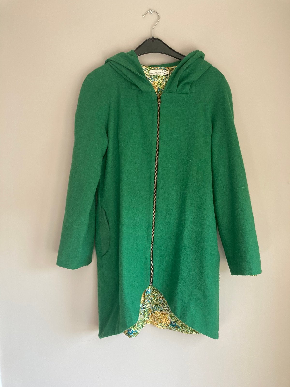 Groene wollen jas met capuchon - Bartomeu Uribe, Ophalen of Verzenden, Zo goed als nieuw, Maat 36 (S), Groen