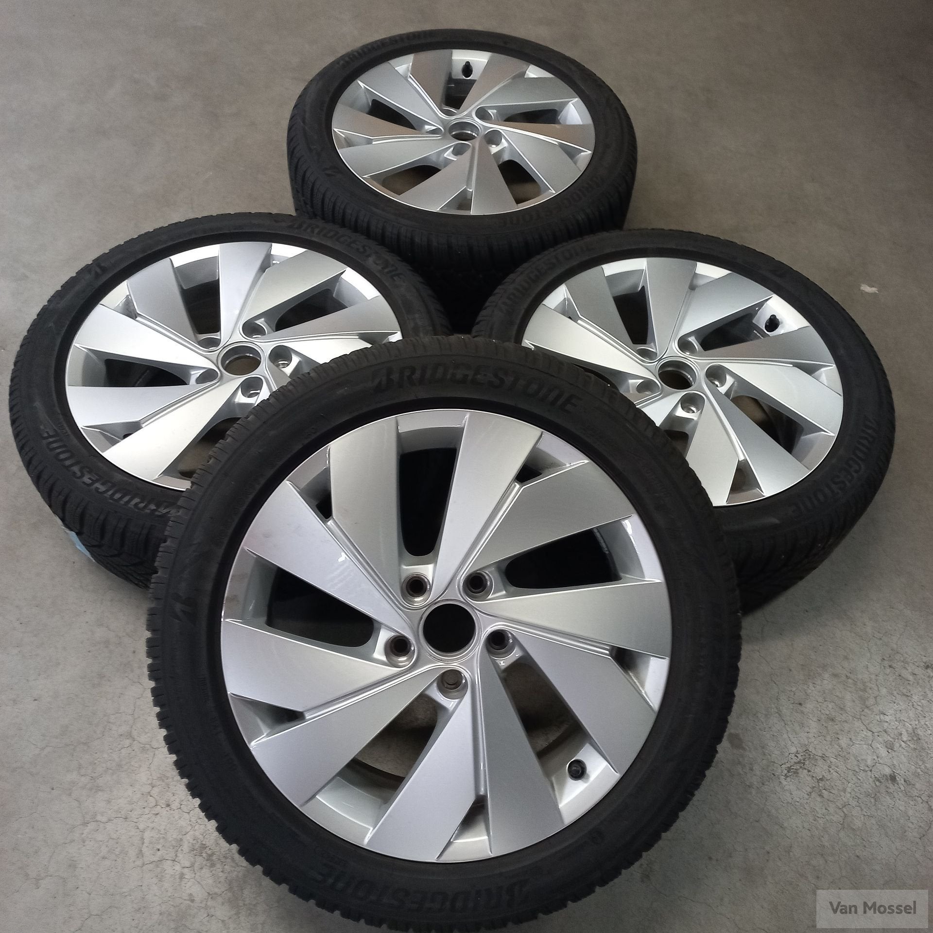 Volkswagen Golf 8 Bridgestone Blizzak LM005 205/50/R17 93H, Gebruikt, -, -, Banden en Velgen