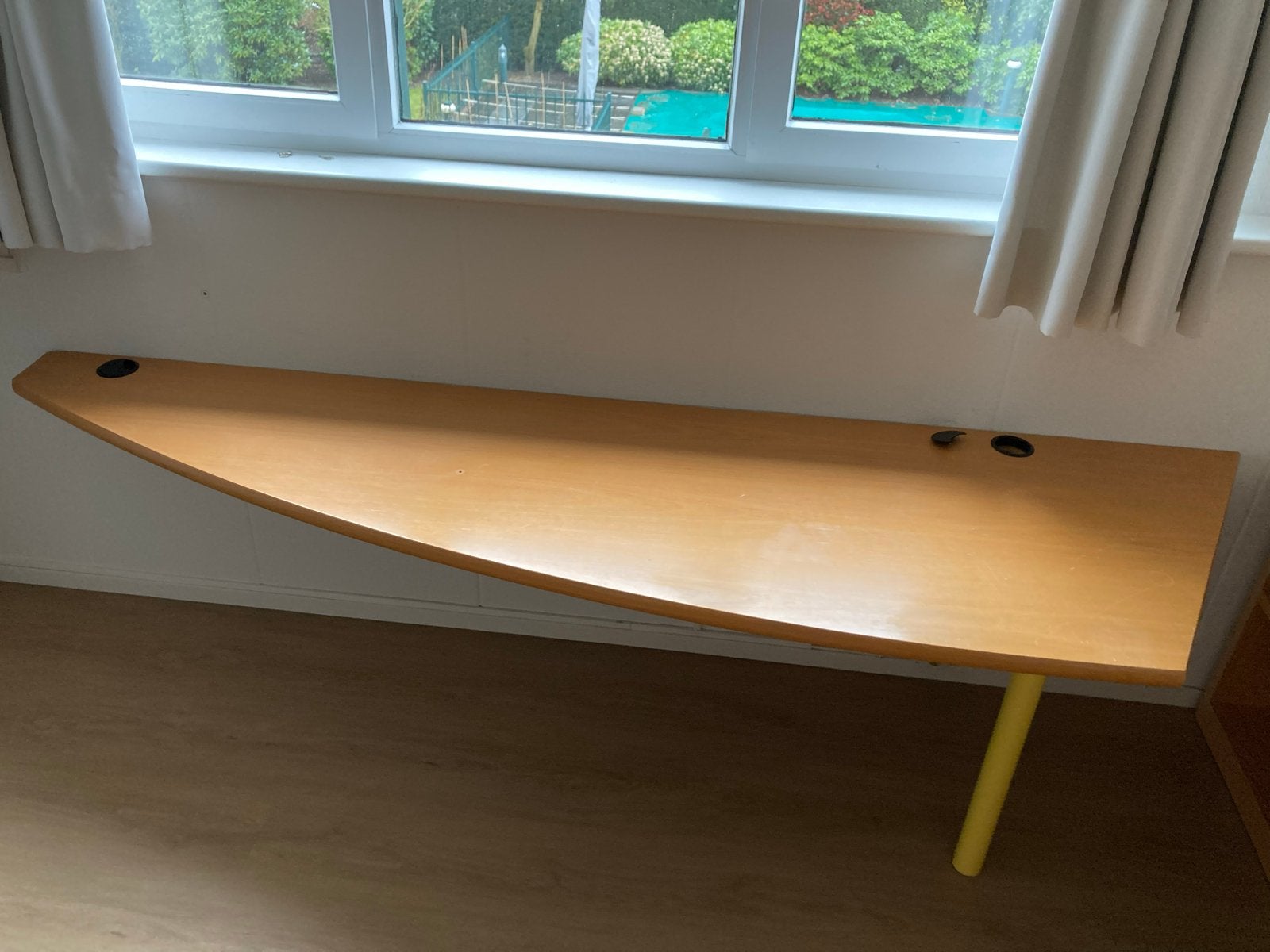 Modern bureau met uniek design en gele poot, Ophalen, Overige typen, Gebruikt, Hout