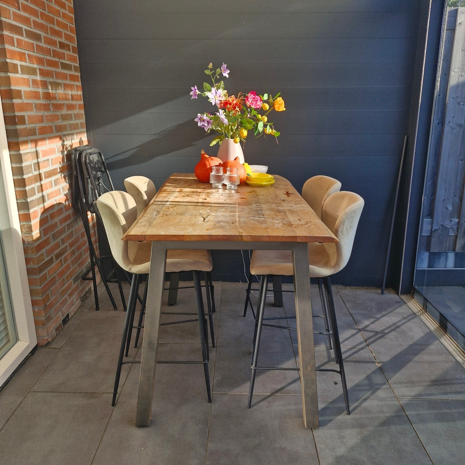 Set van bartafel, 4 beige barstoelen, en 2 klap-barstoelen, Huis en Inrichting, Ophalen, Met voetsteun, 90 cm of meer, Hout