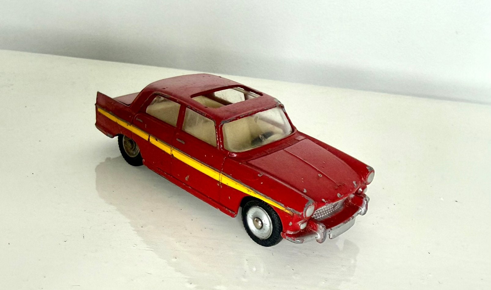 Dinky Toys Triang Pinder Circus Peugeot 404 made France, Verzenden, Gebruikt, Auto, Dinky Toys