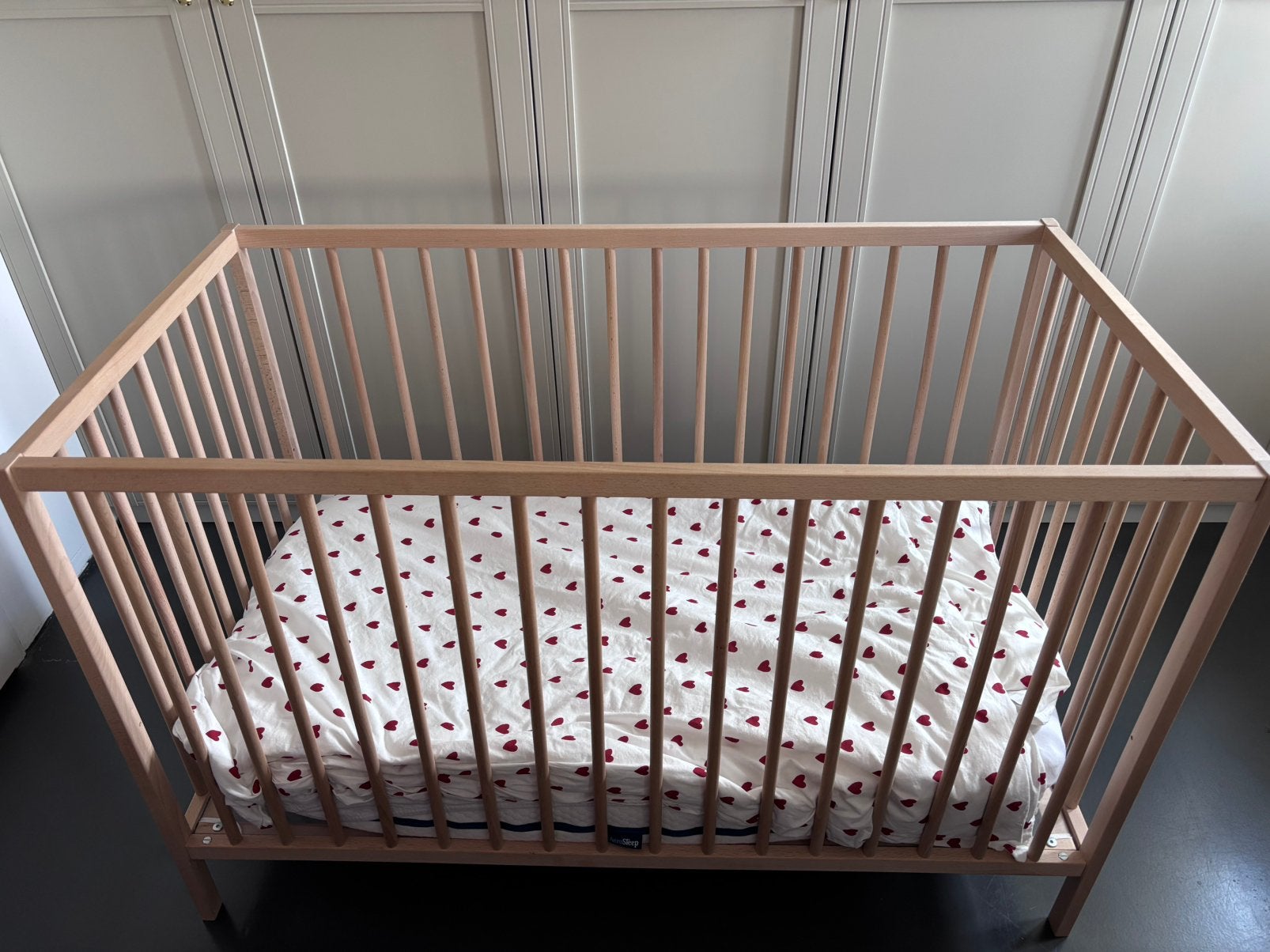 Babybed Ikea Sniglar inclusief Aero sleep matras, Kinderen en Baby's, Babywiegjes en Ledikanten, Ophalen, Zo goed als nieuw, Ledikant