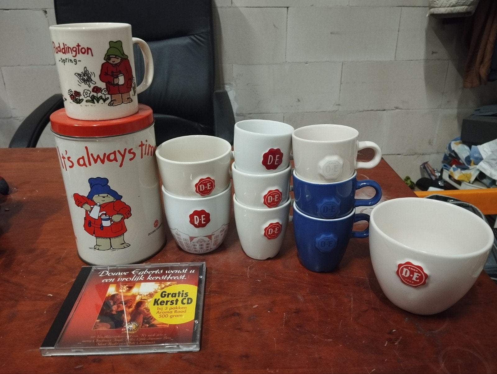 Set Douwe Egberts mokken, kommen, opslagbox + Kerst CD, Gebruikt, Overige merken, Keramiek, Modern
