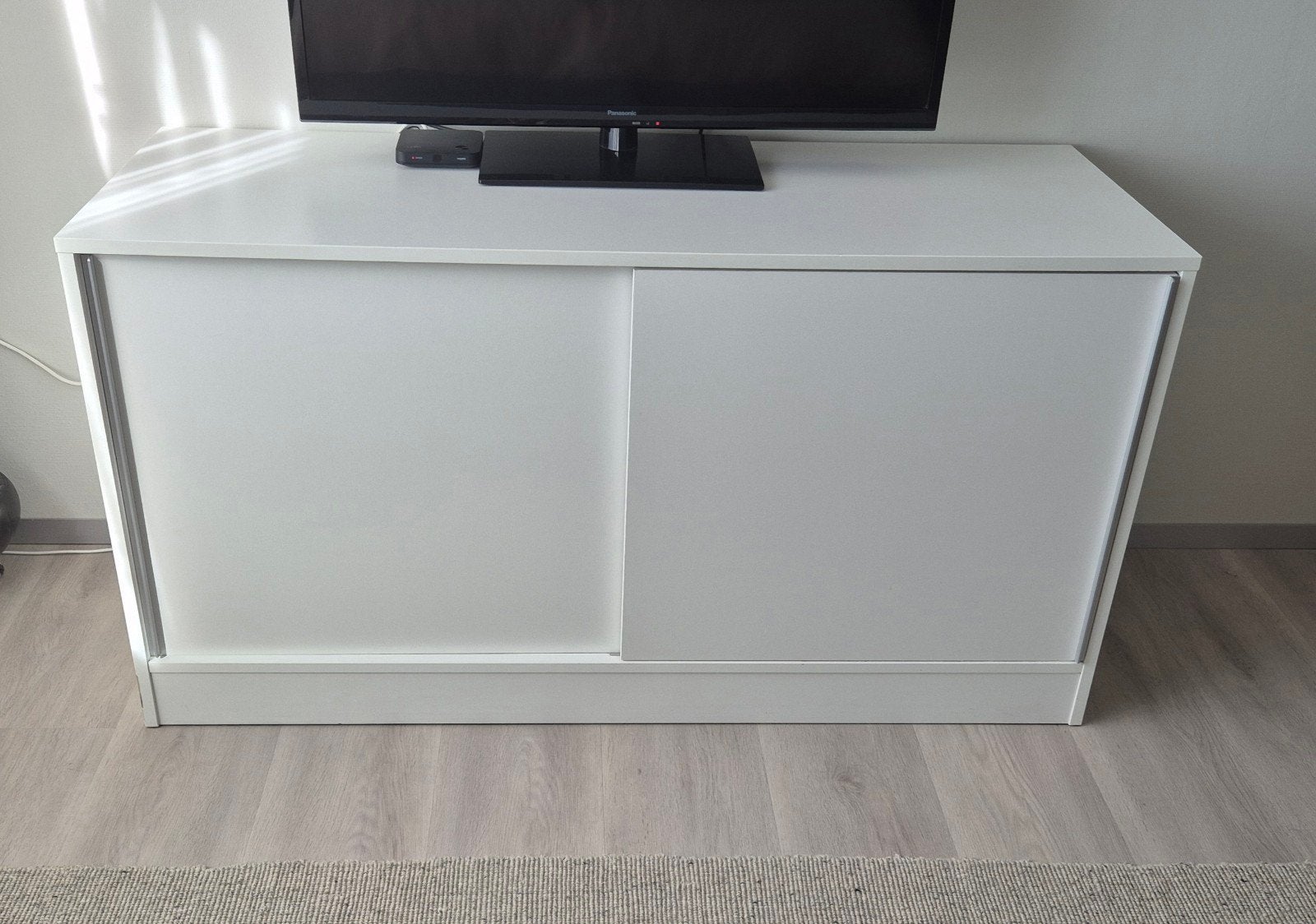 Witte Ikea kast / dressoir met schuifdeuren 1.40 breed, Ophalen, Gebruikt, 100 tot 150 cm, Minder dan 100 cm