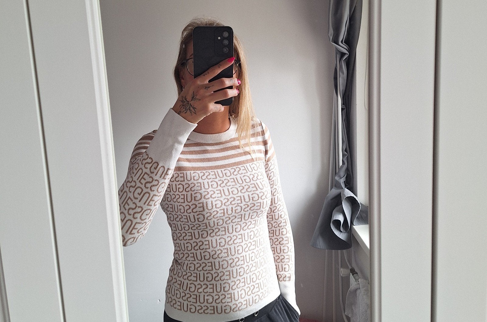 Guess trui - XS - Zo goed als nieuw, Kleding | Dames, Ophalen, Guess, Beige, Zo goed als nieuw
