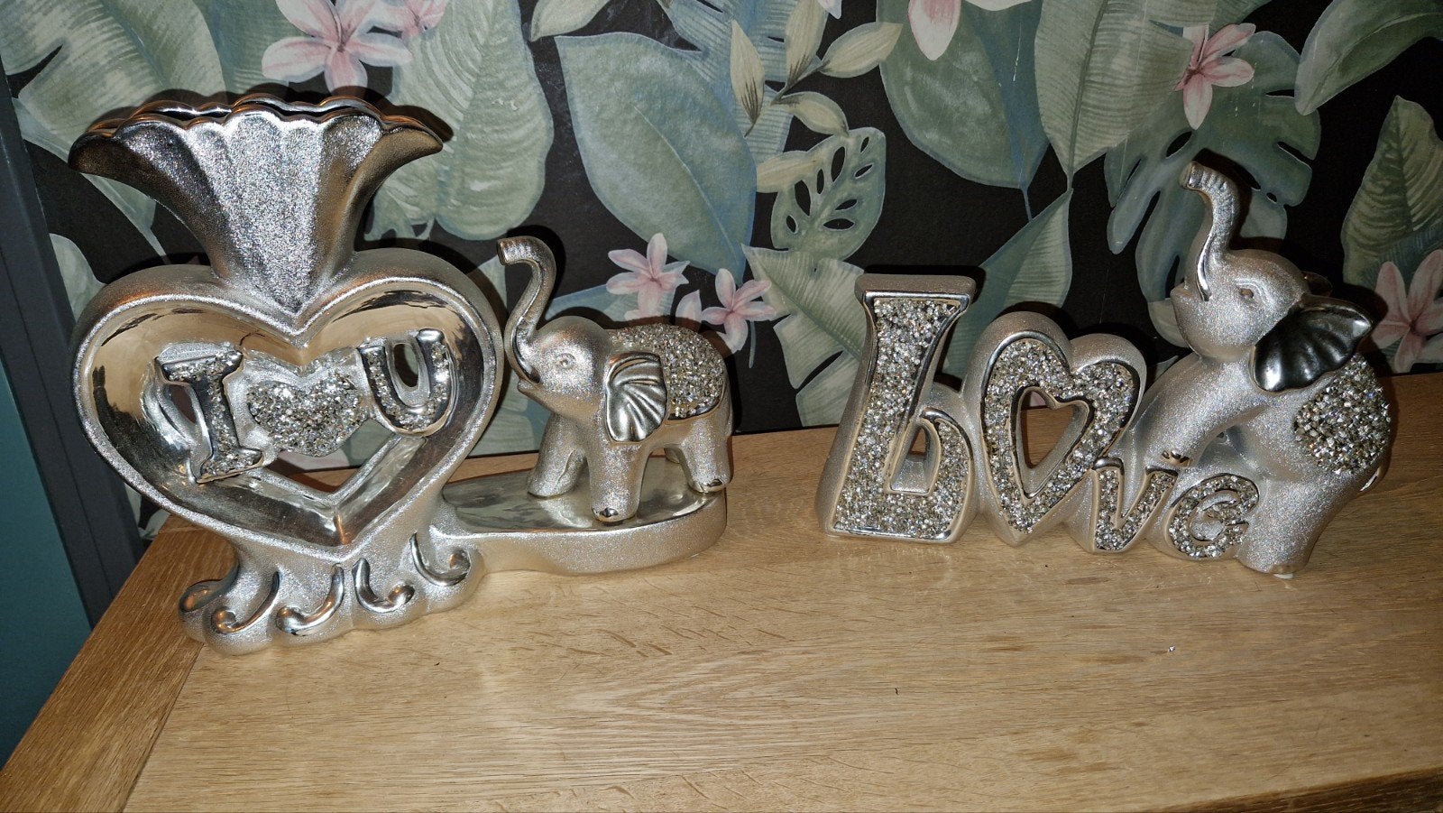 Decoratieve set: Vaas met olifant en 'Love' beeldje, Ophalen, Zo goed als nieuw, Zilver, Metaal