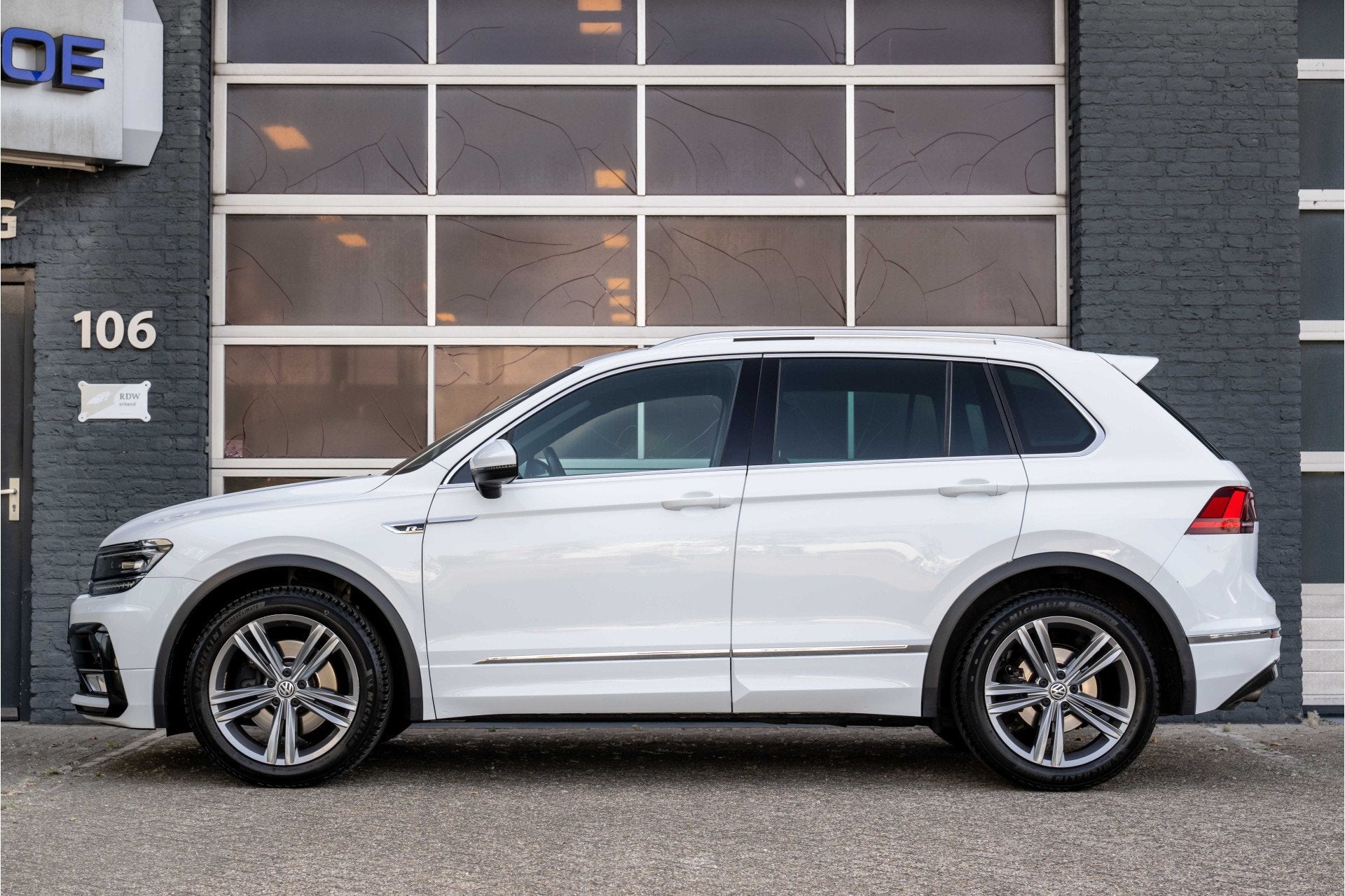 Volkswagen Tiguan 2.0 TSI 4Motion Highline R-Line, Pano,19LM, Automaat, Stof, Gebruikt, 4 cilinders