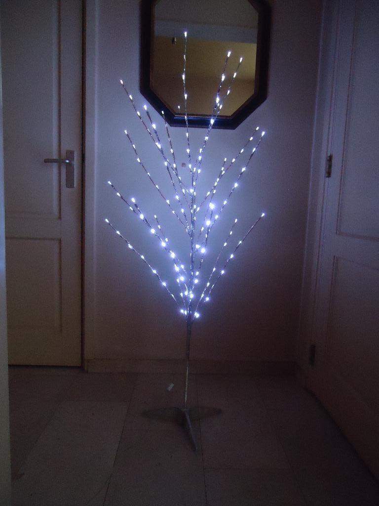 Mooie zilverkleurige led lichtboom met 144 lichtjes 1,45 m H, Huis en Inrichting, Ophalen of Verzenden, Zo goed als nieuw, Overige materialen
