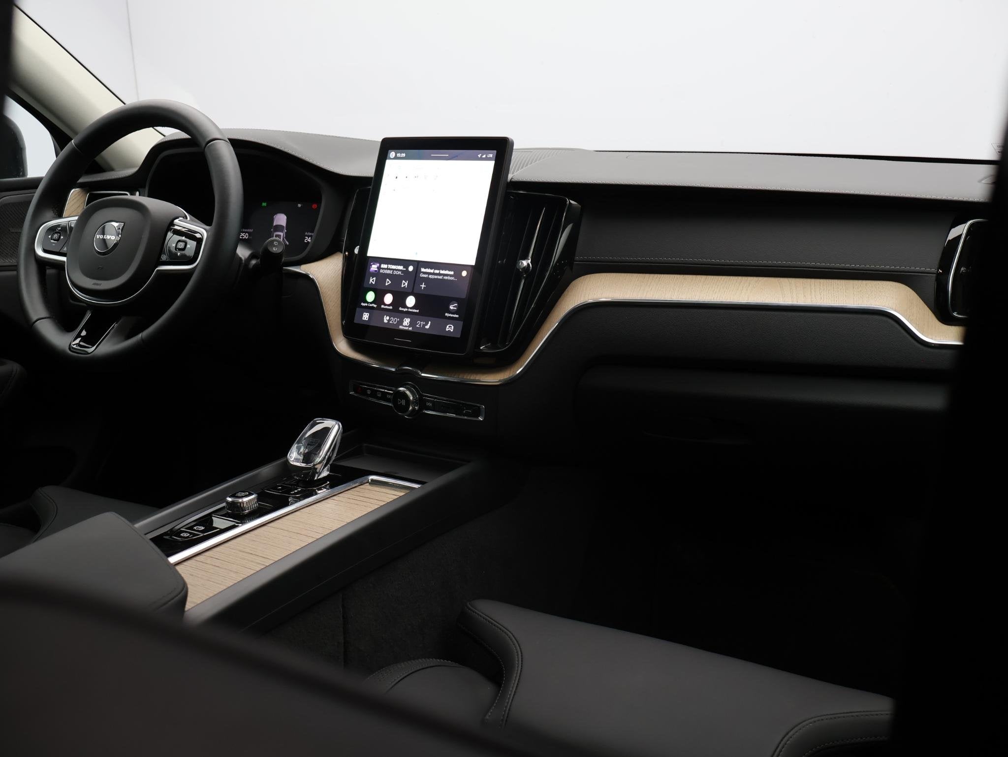 Volvo XC60 T6 AWD Plug-in hybrid Ultra Dark / Trekhaak / Luc, Gebruikt, 4 cilinders, 180 min, Vierwielaandrijving