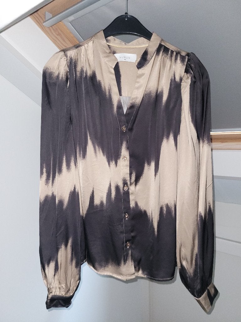 Blouse bruin met beige van het merk Nukus maat XS, Kleding | Dames, Beige, Ophalen of Verzenden, Zo goed als nieuw, Maat 34 (XS) of kleiner