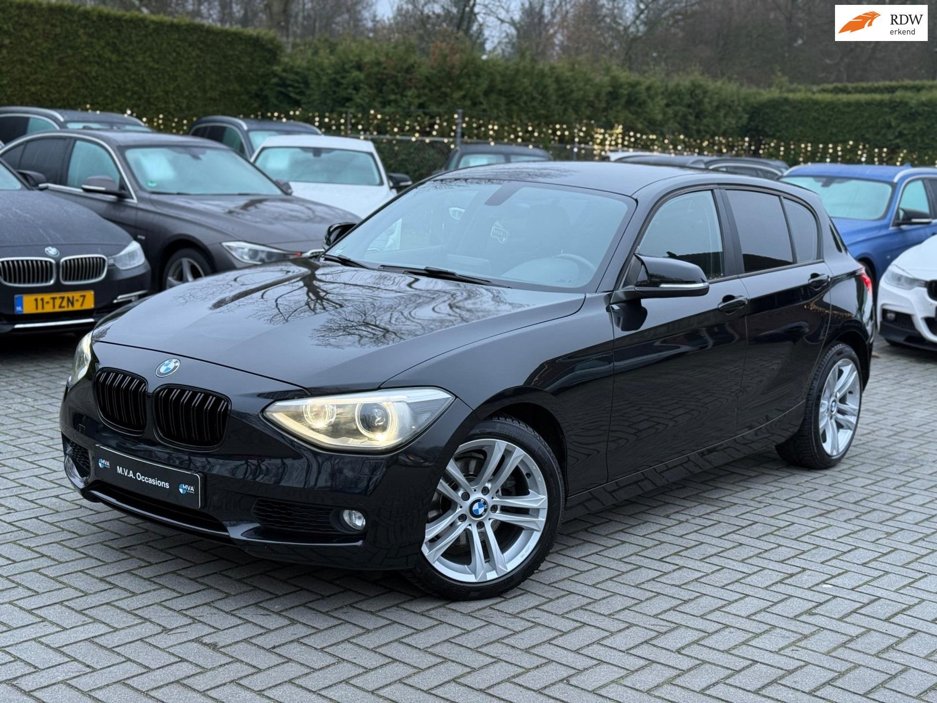 BMW 1-serie 118i Business+|Nieuwe Ketting + Klepseals|Leder|, Auto's, Euro 5, Achterwielaandrijving, Gebruikt, Zwart