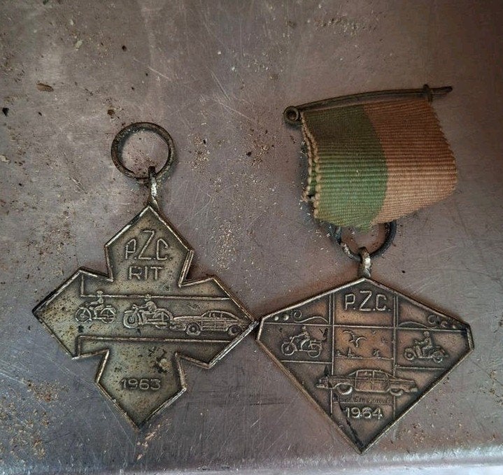 Vintage P.Z.C. Rit Medailles 1963 & 1964, Ophalen of Verzenden, Gebruikt