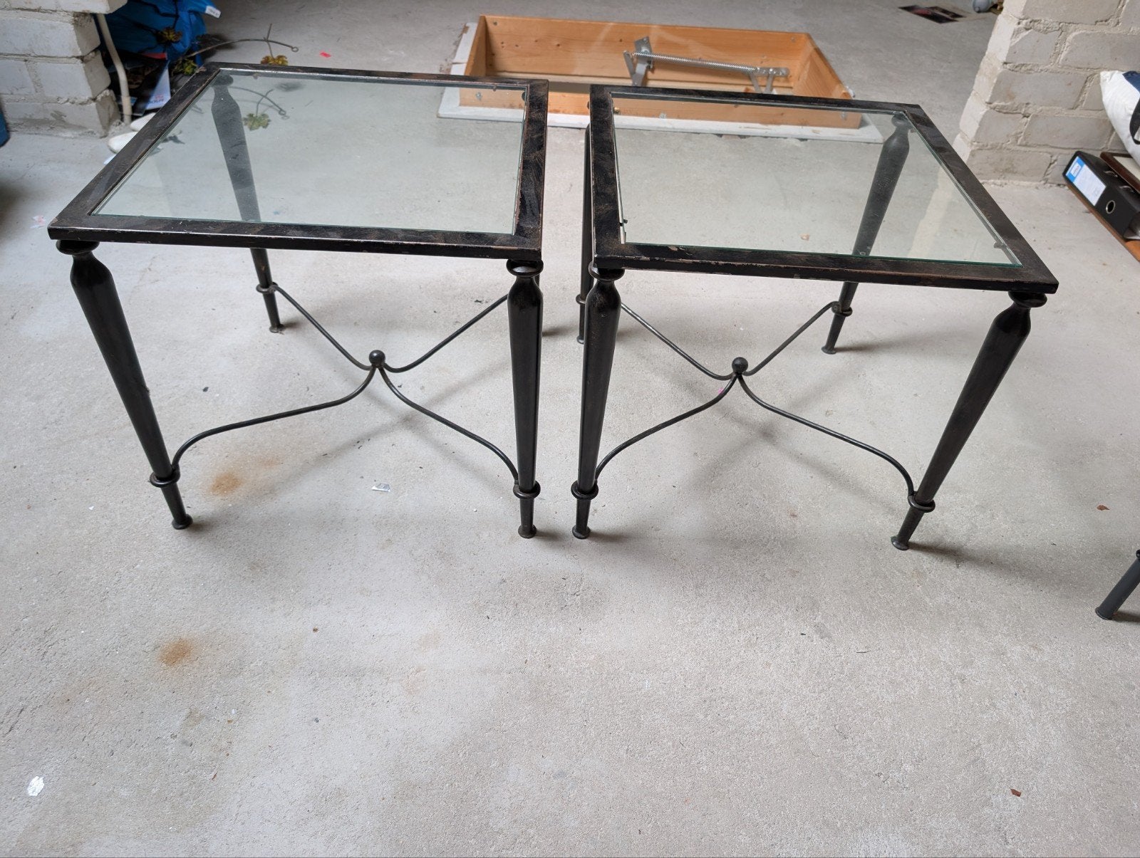 2 gratis smeedijzeren tafeltjes met glazen blad, Overige materialen, Minder dan 55 cm, Gebruikt, Vierkant