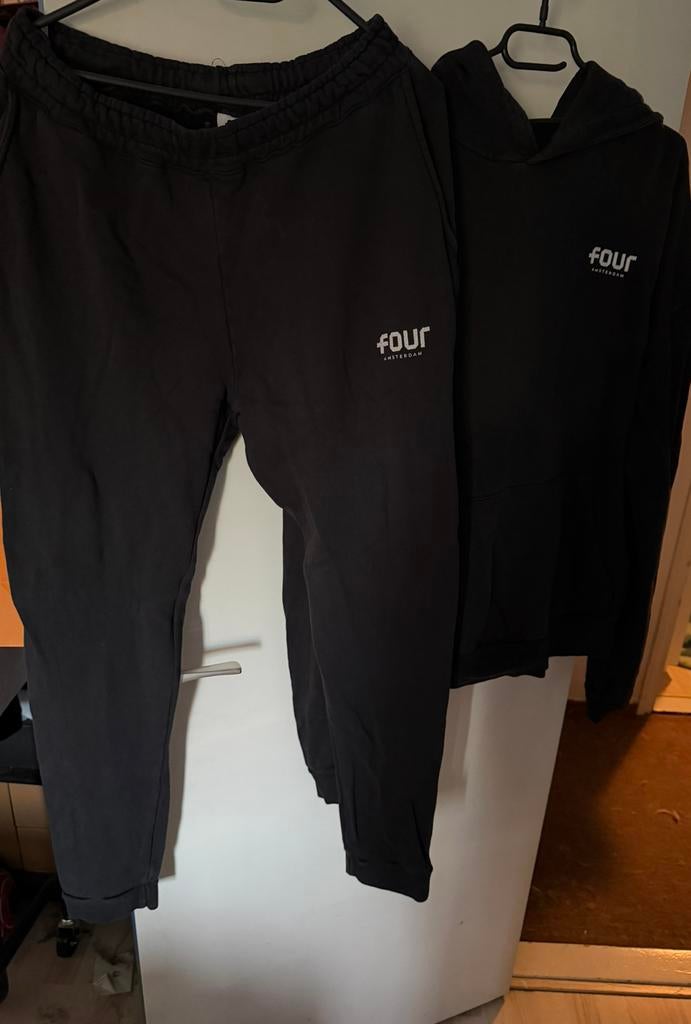 Four Amsterdam Trainingspak maat M, Kleding | Heren, Sportkleding, Ophalen of Verzenden, Zo goed als nieuw, Zwart, Algemeen
