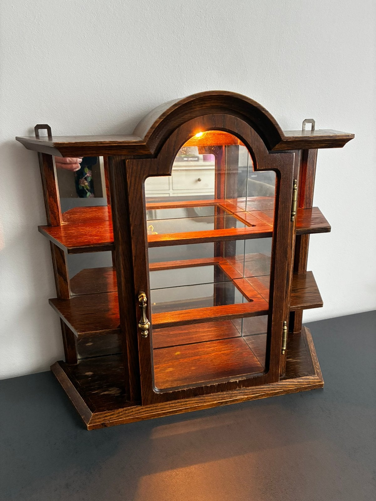 VINTAGE HOUTEN VITRINE KASTJE MET VERLICHTING ( jaren 70 )., Ophalen of Verzenden