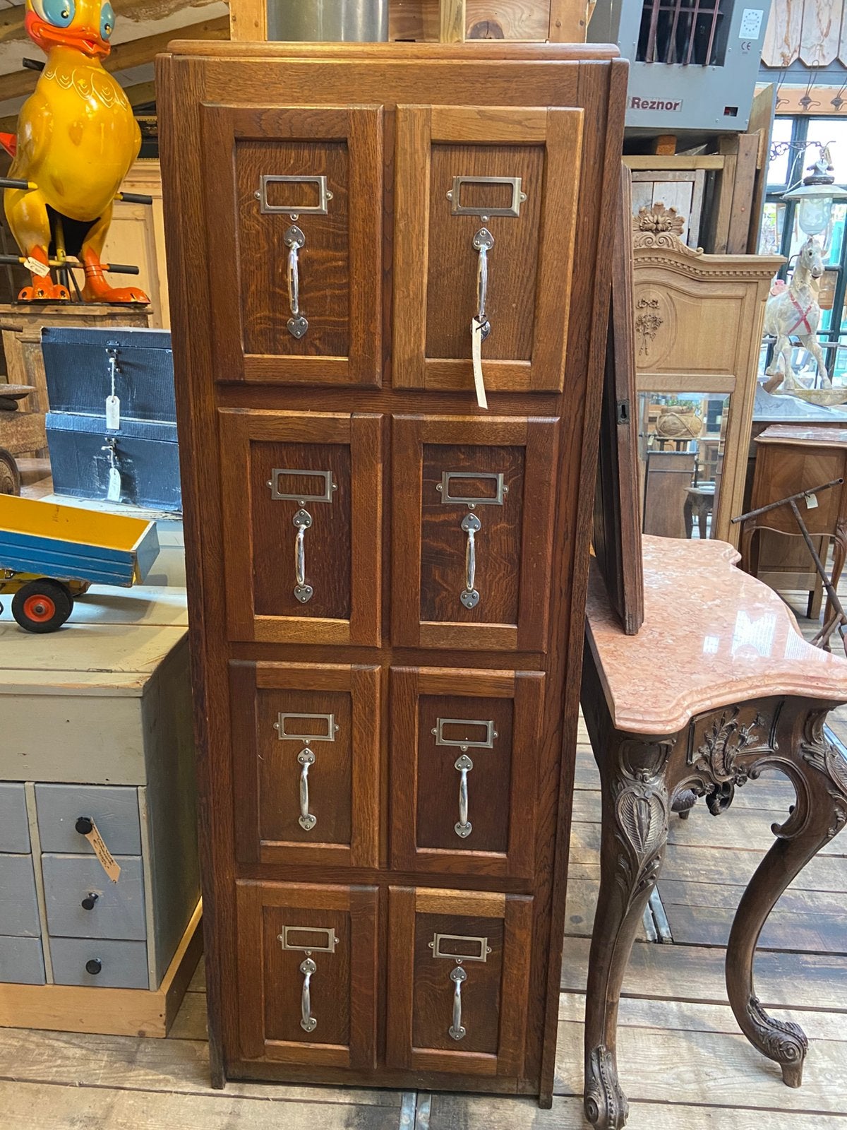 Een Vintage kast ladekast archiefkast