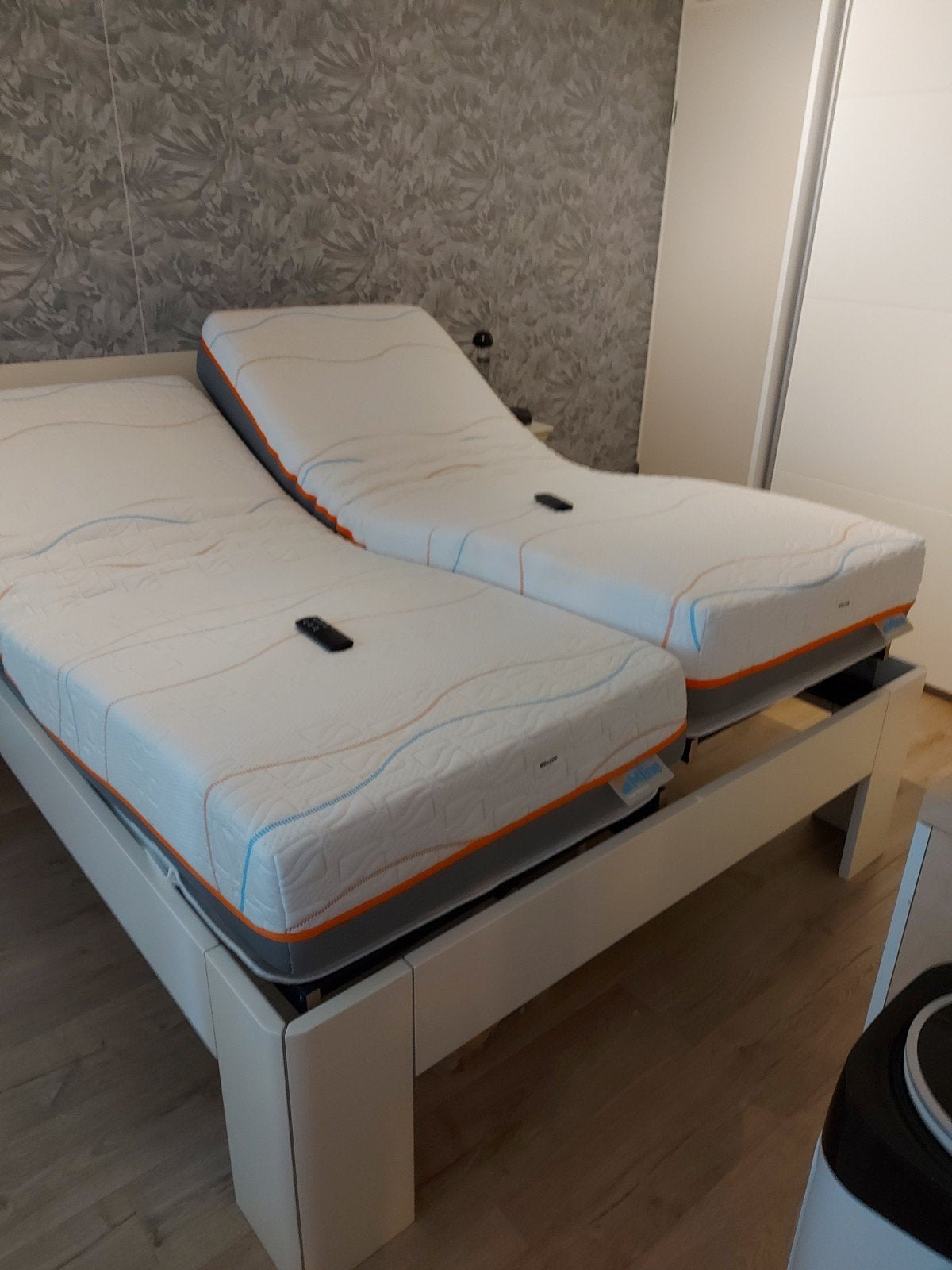 2 persoons bed  160 x 200 cm met 2 nachtkastjes, Ophalen, Gebruikt, Wit, Tweepersoons