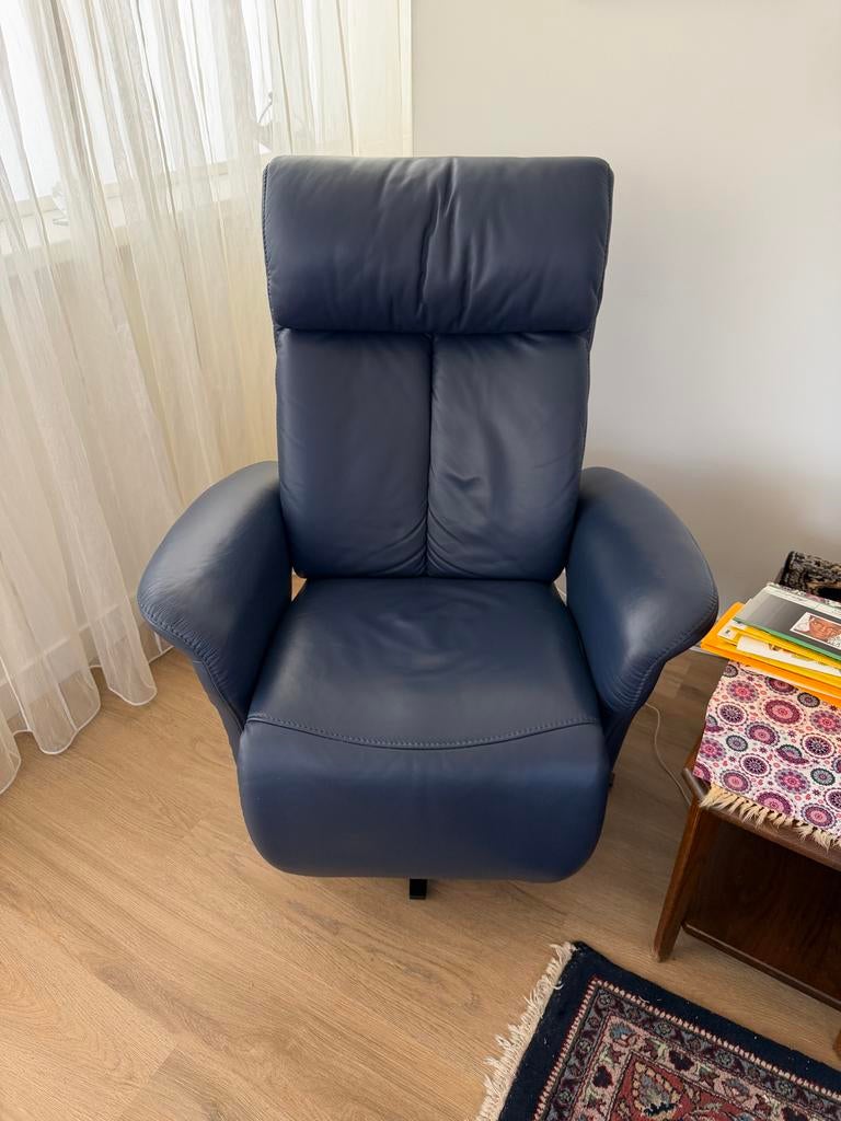 Comfortabele elektrische blauwe leren sta op stoel, Huis en Inrichting, Fauteuils, Ophalen, Zo goed als nieuw, Leer, 75 tot 100 cm