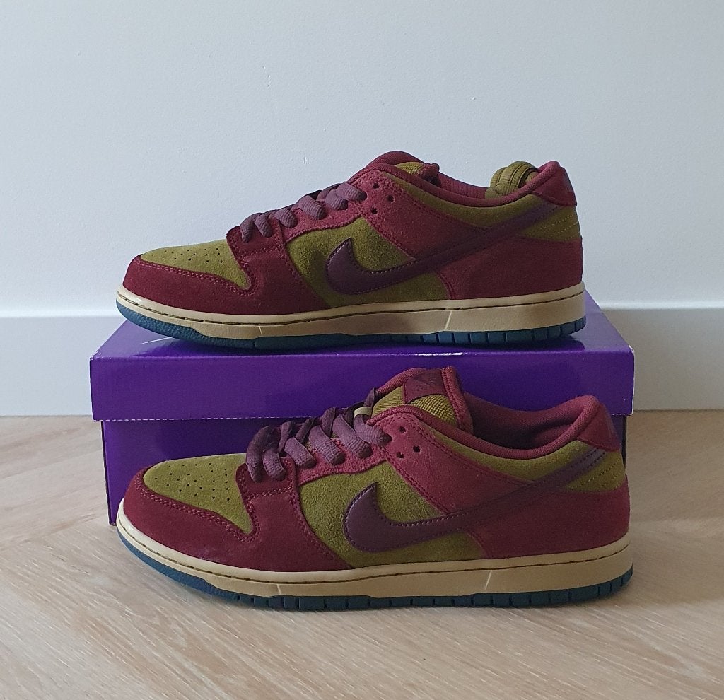 Nike SB Dunk Low Dark Team Red Olive EU 45, Kleding | Heren, Schoenen, Overige kleuren, Verzenden, Nike, Nieuw