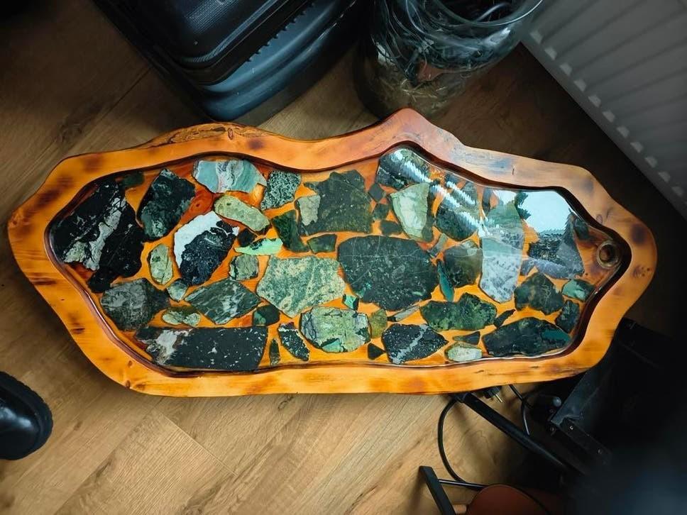 Bijzettafel van grenen/Douglas hout met epoxy en steen, Ophalen of Verzenden, Nieuw, Rond, Minder dan 55 cm