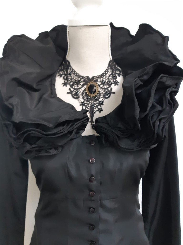 Chique zwarte blouse van taftstof met indrukwekkende kraag, Overige typen, Verzenden, Zwart, Nieuw