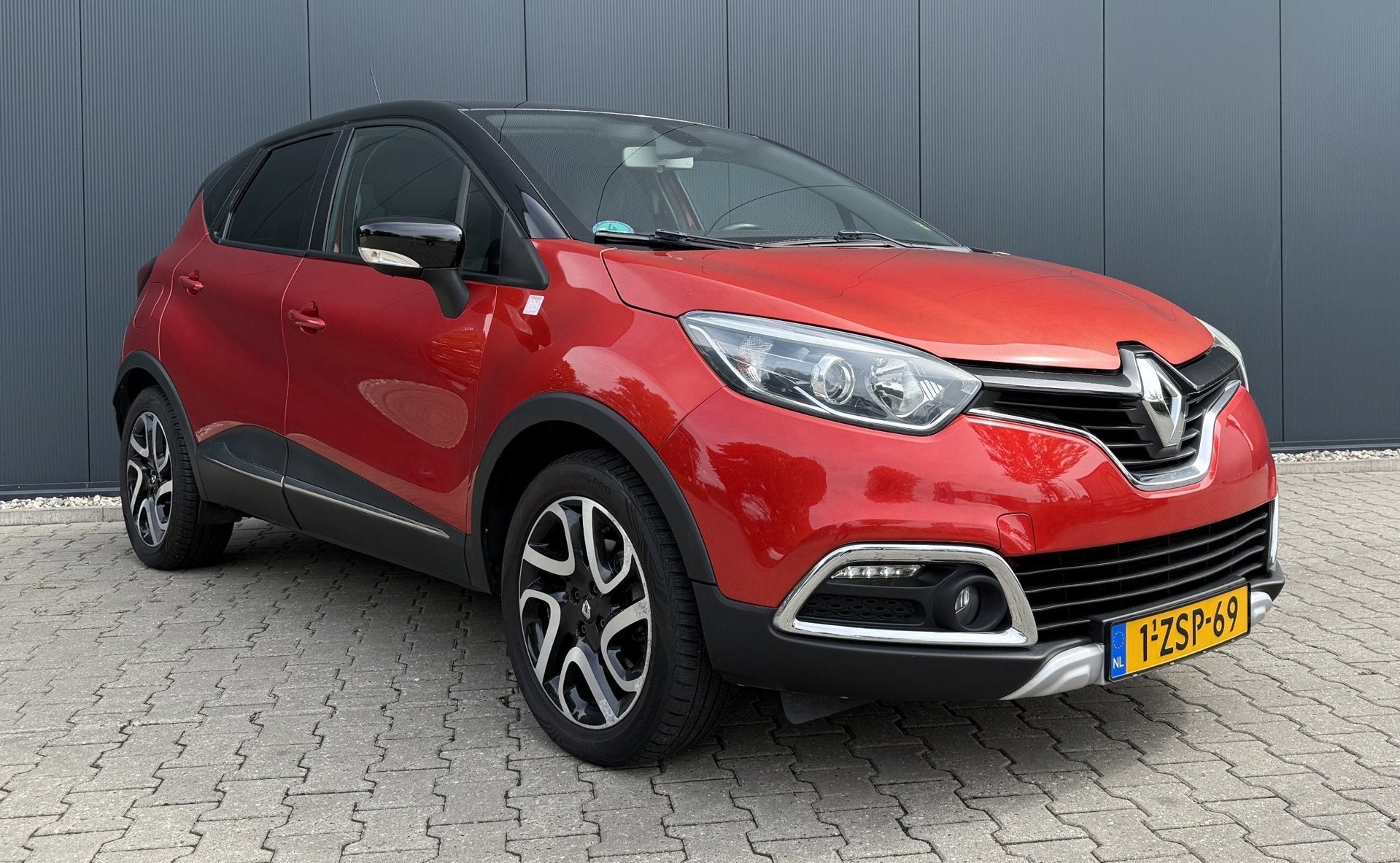 Renault Captur 1.2 TCe Helly Hansen Airco Cruise Automaat Ca, Auto's, Euro 5, Zwart, 4 cilinders, Leder en Stof