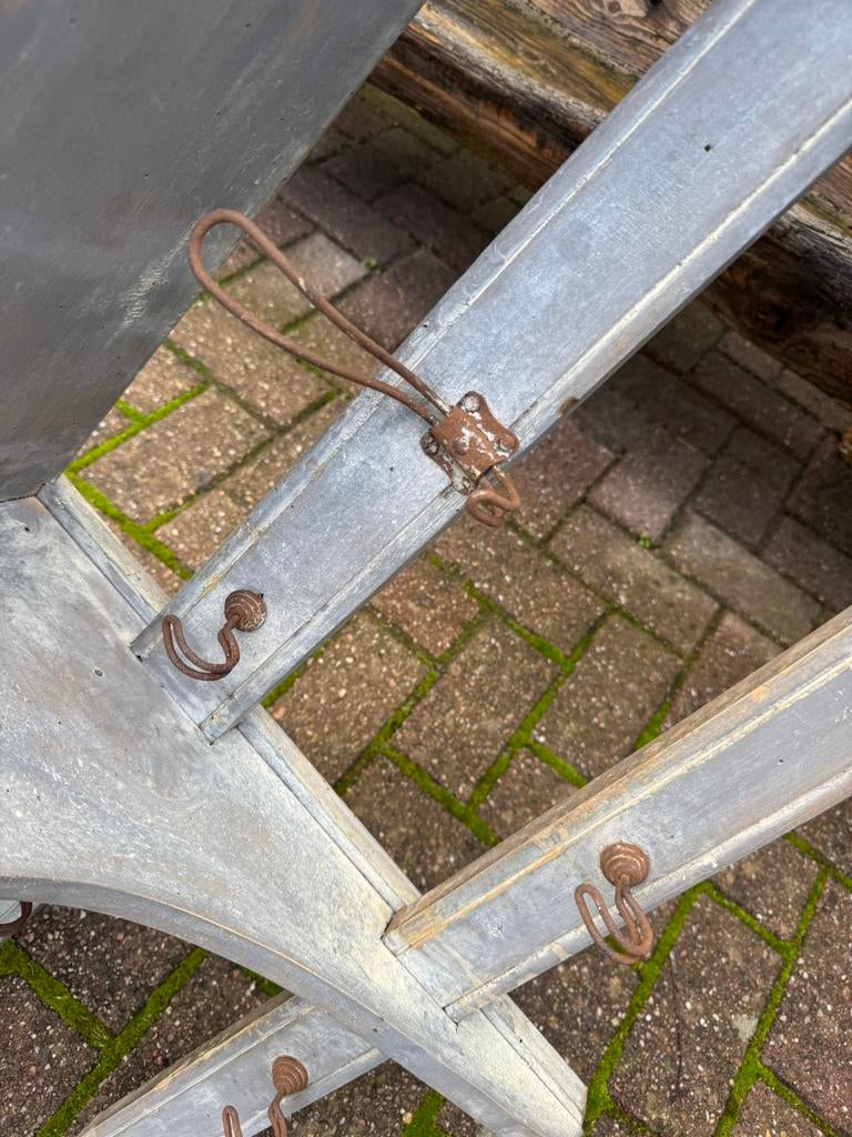 Groot regaal, originele verf, grijs, draadhaken, 1.85 breed, Antiek en Kunst, Curiosa en Brocante, Ophalen