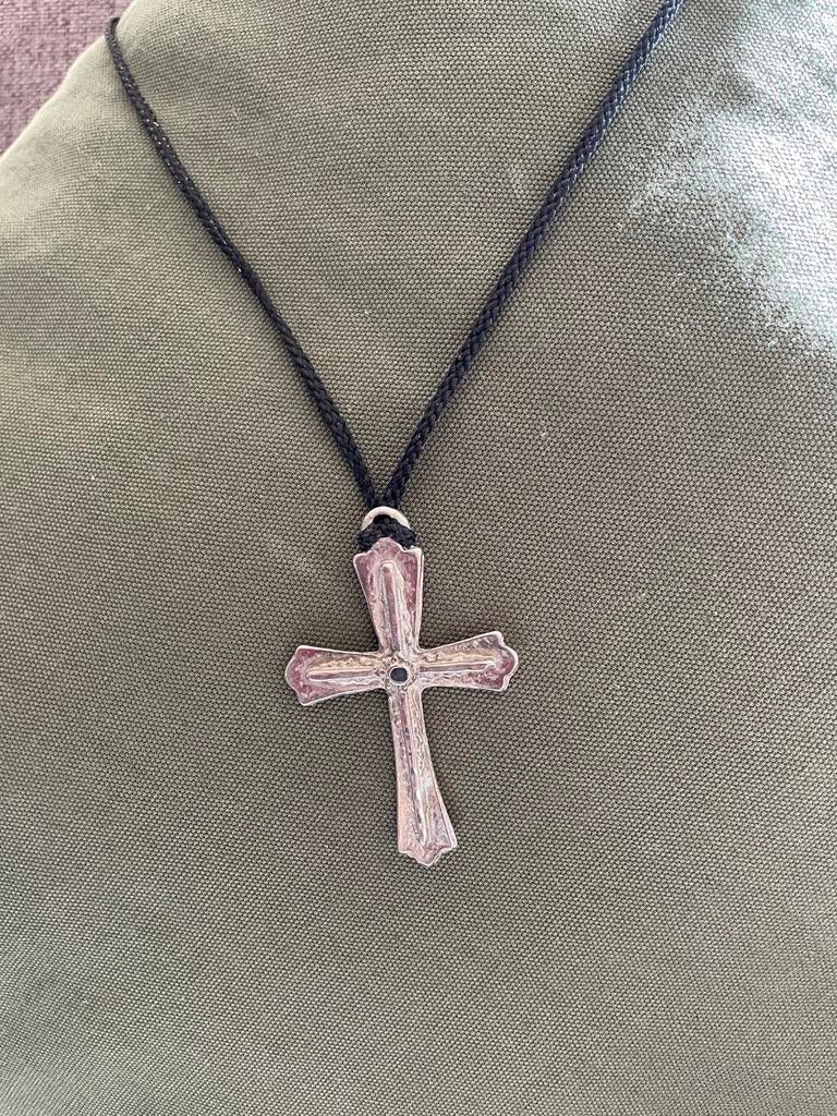 Verzilverde kriis hanger aan koord, Ophalen of Verzenden, Gebruikt, Zilver, Overige materialen